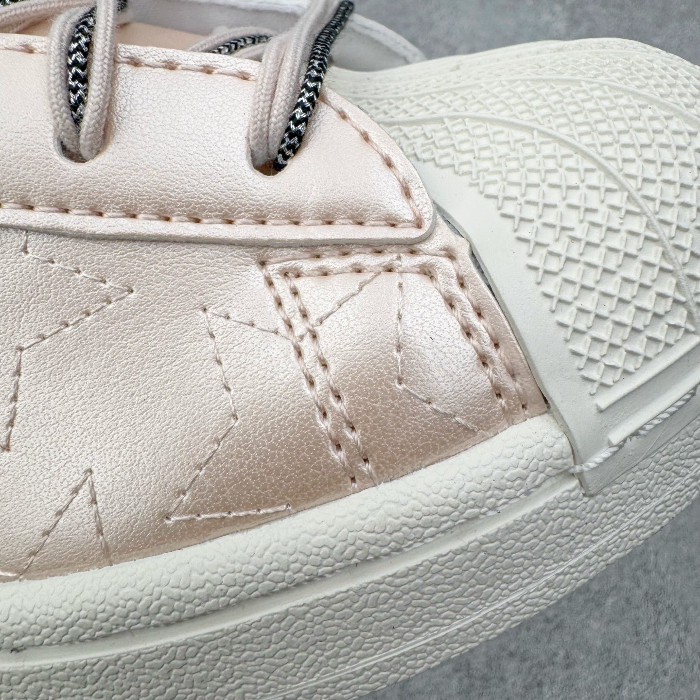 图片[15]-＃XP纯原套现福利 AD Originals Superstar 经典复古贝壳头板鞋 JR6985 诞生于1969年 是第一双将全皮面鞋 身与橡胶鞋头结合在一起的低帮篮球鞋 Superstar最开始 是作为高帮篮球鞋Pro Model的低帮版本而出现的 但因为其独特和醒目的橡胶鞋头造型而让大家熟知 被大家形象地称为\\\”shelltoe\\\”贝壳头 在70年代的美国职业篮球场上 接近3/4的NBA球员都将这双Superstar作为场上用鞋 80年代之后 经过不断的改良和发展 Superstar逐渐成为横跨时装、音乐、街头文化、休闲和运动等各大领域的时尚潮鞋 尺码：36 36.5 37 38 38.5 39 40 40.5 41 42 42.5 43 44 44.5 45-选品中心