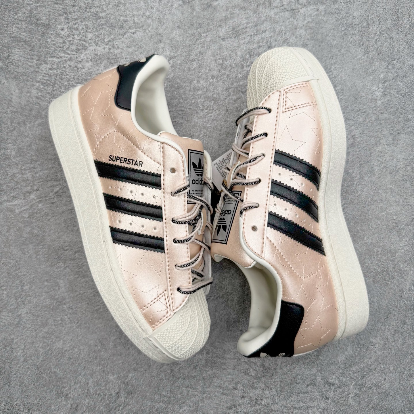 图片[3]-＃XP纯原套现福利 AD Originals Superstar 经典复古贝壳头板鞋 JR6985 诞生于1969年 是第一双将全皮面鞋 身与橡胶鞋头结合在一起的低帮篮球鞋 Superstar最开始 是作为高帮篮球鞋Pro Model的低帮版本而出现的 但因为其独特和醒目的橡胶鞋头造型而让大家熟知 被大家形象地称为\\\”shelltoe\\\”贝壳头 在70年代的美国职业篮球场上 接近3/4的NBA球员都将这双Superstar作为场上用鞋 80年代之后 经过不断的改良和发展 Superstar逐渐成为横跨时装、音乐、街头文化、休闲和运动等各大领域的时尚潮鞋 尺码：36 36.5 37 38 38.5 39 40 40.5 41 42 42.5 43 44 44.5 45-选品中心