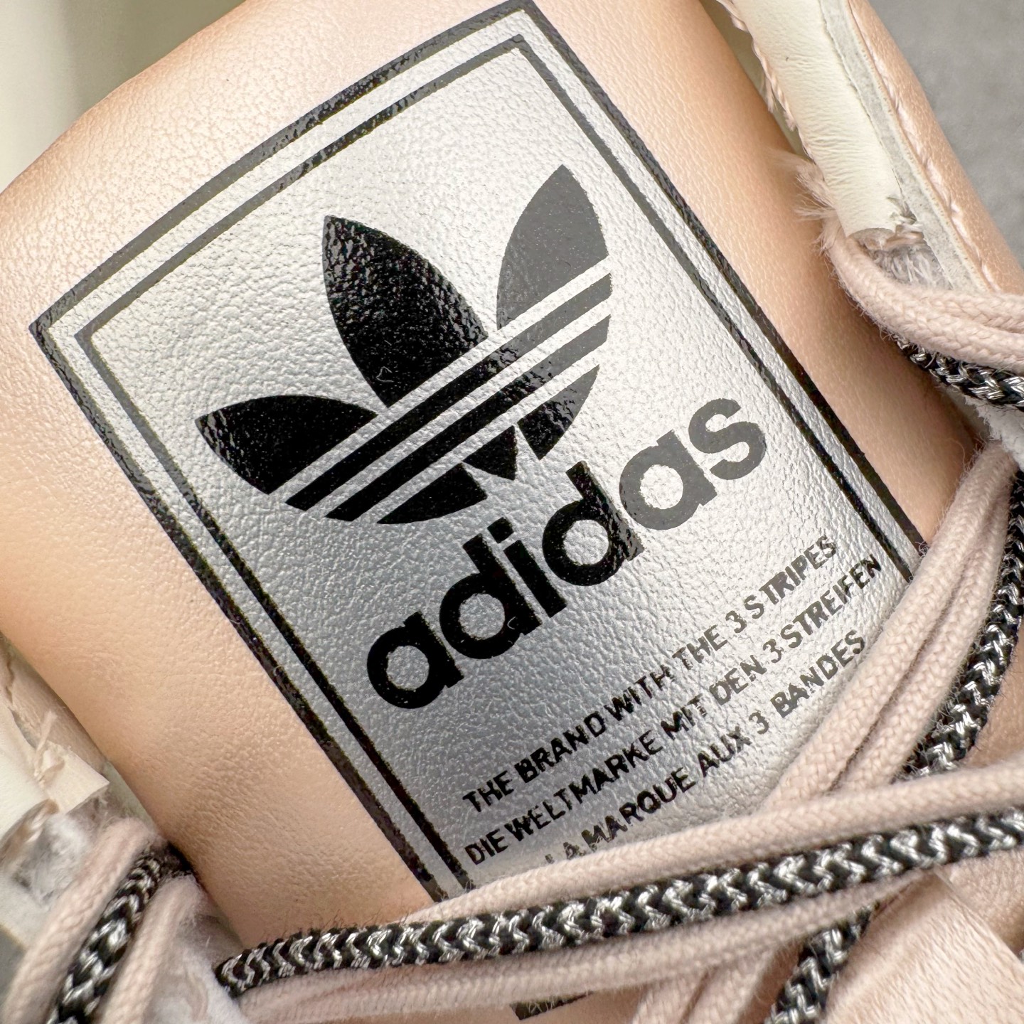 图片[11]-＃XP纯原套现福利 AD Originals Superstar 经典复古贝壳头板鞋 JR6985 诞生于1969年 是第一双将全皮面鞋 身与橡胶鞋头结合在一起的低帮篮球鞋 Superstar最开始 是作为高帮篮球鞋Pro Model的低帮版本而出现的 但因为其独特和醒目的橡胶鞋头造型而让大家熟知 被大家形象地称为\\\”shelltoe\\\”贝壳头 在70年代的美国职业篮球场上 接近3/4的NBA球员都将这双Superstar作为场上用鞋 80年代之后 经过不断的改良和发展 Superstar逐渐成为横跨时装、音乐、街头文化、休闲和运动等各大领域的时尚潮鞋 尺码：36 36.5 37 38 38.5 39 40 40.5 41 42 42.5 43 44 44.5 45-选品中心