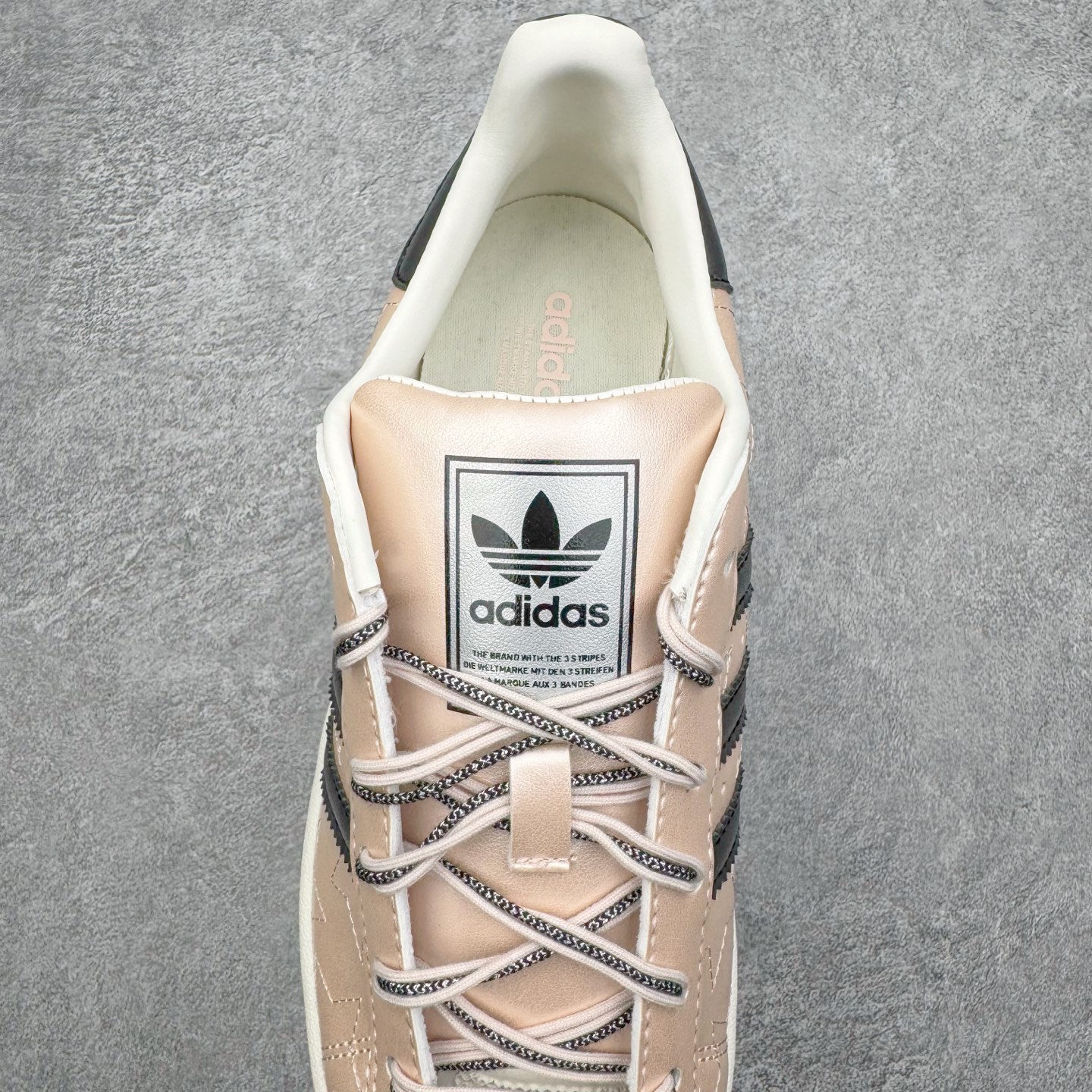 图片[5]-＃XP纯原套现福利 AD Originals Superstar 经典复古贝壳头板鞋 JR6985 诞生于1969年 是第一双将全皮面鞋 身与橡胶鞋头结合在一起的低帮篮球鞋 Superstar最开始 是作为高帮篮球鞋Pro Model的低帮版本而出现的 但因为其独特和醒目的橡胶鞋头造型而让大家熟知 被大家形象地称为\\\”shelltoe\\\”贝壳头 在70年代的美国职业篮球场上 接近3/4的NBA球员都将这双Superstar作为场上用鞋 80年代之后 经过不断的改良和发展 Superstar逐渐成为横跨时装、音乐、街头文化、休闲和运动等各大领域的时尚潮鞋 尺码：36 36.5 37 38 38.5 39 40 40.5 41 42 42.5 43 44 44.5 45-选品中心