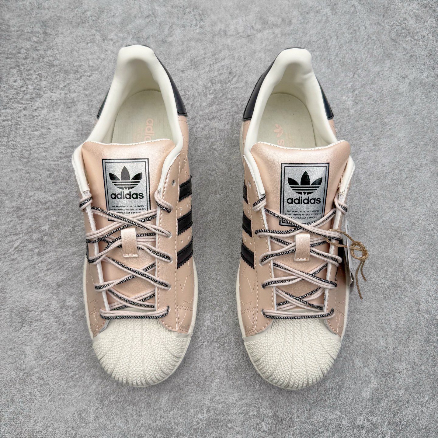 图片[2]-＃XP纯原套现福利 AD Originals Superstar 经典复古贝壳头板鞋 JR6985 诞生于1969年 是第一双将全皮面鞋 身与橡胶鞋头结合在一起的低帮篮球鞋 Superstar最开始 是作为高帮篮球鞋Pro Model的低帮版本而出现的 但因为其独特和醒目的橡胶鞋头造型而让大家熟知 被大家形象地称为\\\”shelltoe\\\”贝壳头 在70年代的美国职业篮球场上 接近3/4的NBA球员都将这双Superstar作为场上用鞋 80年代之后 经过不断的改良和发展 Superstar逐渐成为横跨时装、音乐、街头文化、休闲和运动等各大领域的时尚潮鞋 尺码：36 36.5 37 38 38.5 39 40 40.5 41 42 42.5 43 44 44.5 45-选品中心