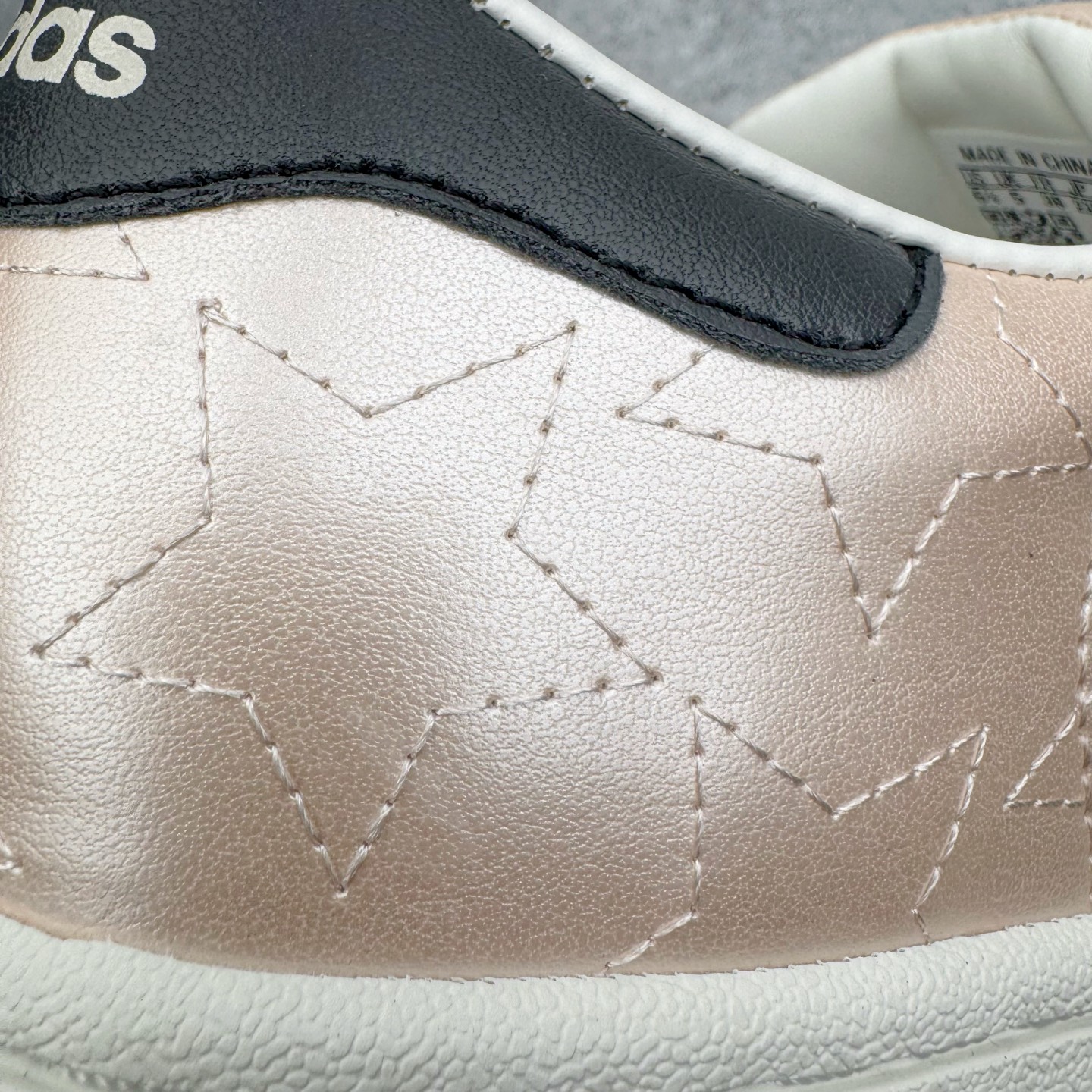 图片[13]-＃XP纯原套现福利 AD Originals Superstar 经典复古贝壳头板鞋 JR6985 诞生于1969年 是第一双将全皮面鞋 身与橡胶鞋头结合在一起的低帮篮球鞋 Superstar最开始 是作为高帮篮球鞋Pro Model的低帮版本而出现的 但因为其独特和醒目的橡胶鞋头造型而让大家熟知 被大家形象地称为\\\”shelltoe\\\”贝壳头 在70年代的美国职业篮球场上 接近3/4的NBA球员都将这双Superstar作为场上用鞋 80年代之后 经过不断的改良和发展 Superstar逐渐成为横跨时装、音乐、街头文化、休闲和运动等各大领域的时尚潮鞋 尺码：36 36.5 37 38 38.5 39 40 40.5 41 42 42.5 43 44 44.5 45-选品中心