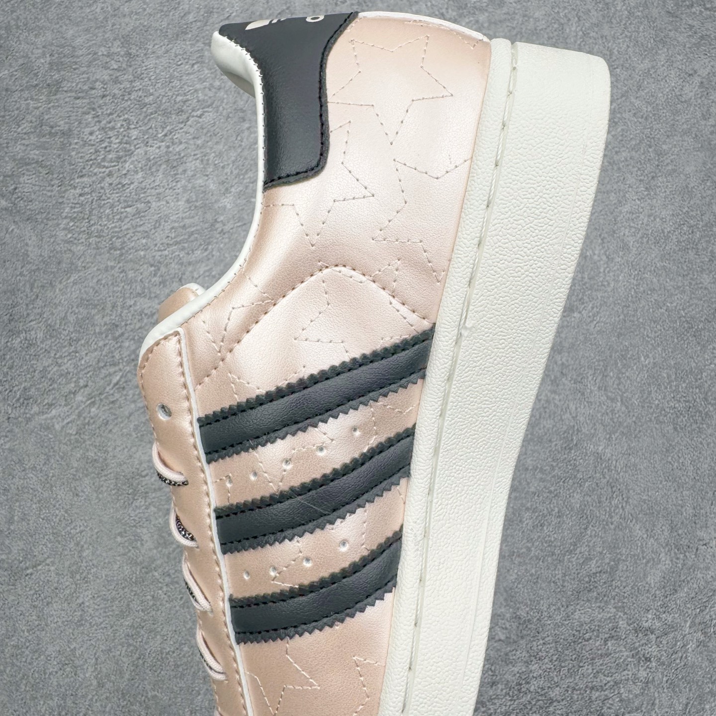 图片[7]-＃XP纯原套现福利 AD Originals Superstar 经典复古贝壳头板鞋 JR6985 诞生于1969年 是第一双将全皮面鞋 身与橡胶鞋头结合在一起的低帮篮球鞋 Superstar最开始 是作为高帮篮球鞋Pro Model的低帮版本而出现的 但因为其独特和醒目的橡胶鞋头造型而让大家熟知 被大家形象地称为\\\”shelltoe\\\”贝壳头 在70年代的美国职业篮球场上 接近3/4的NBA球员都将这双Superstar作为场上用鞋 80年代之后 经过不断的改良和发展 Superstar逐渐成为横跨时装、音乐、街头文化、休闲和运动等各大领域的时尚潮鞋 尺码：36 36.5 37 38 38.5 39 40 40.5 41 42 42.5 43 44 44.5 45-选品中心