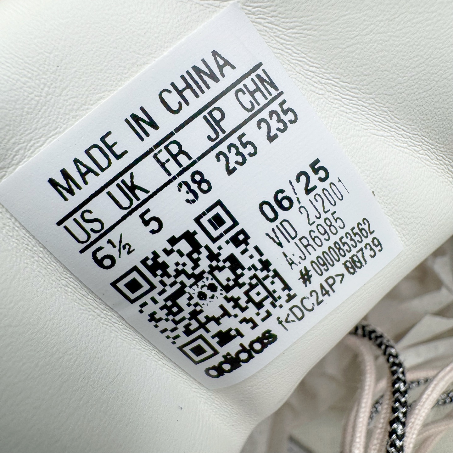 图片[10]-＃XP纯原套现福利 AD Originals Superstar 经典复古贝壳头板鞋 JR6985 诞生于1969年 是第一双将全皮面鞋 身与橡胶鞋头结合在一起的低帮篮球鞋 Superstar最开始 是作为高帮篮球鞋Pro Model的低帮版本而出现的 但因为其独特和醒目的橡胶鞋头造型而让大家熟知 被大家形象地称为\\\”shelltoe\\\”贝壳头 在70年代的美国职业篮球场上 接近3/4的NBA球员都将这双Superstar作为场上用鞋 80年代之后 经过不断的改良和发展 Superstar逐渐成为横跨时装、音乐、街头文化、休闲和运动等各大领域的时尚潮鞋 尺码：36 36.5 37 38 38.5 39 40 40.5 41 42 42.5 43 44 44.5 45-选品中心