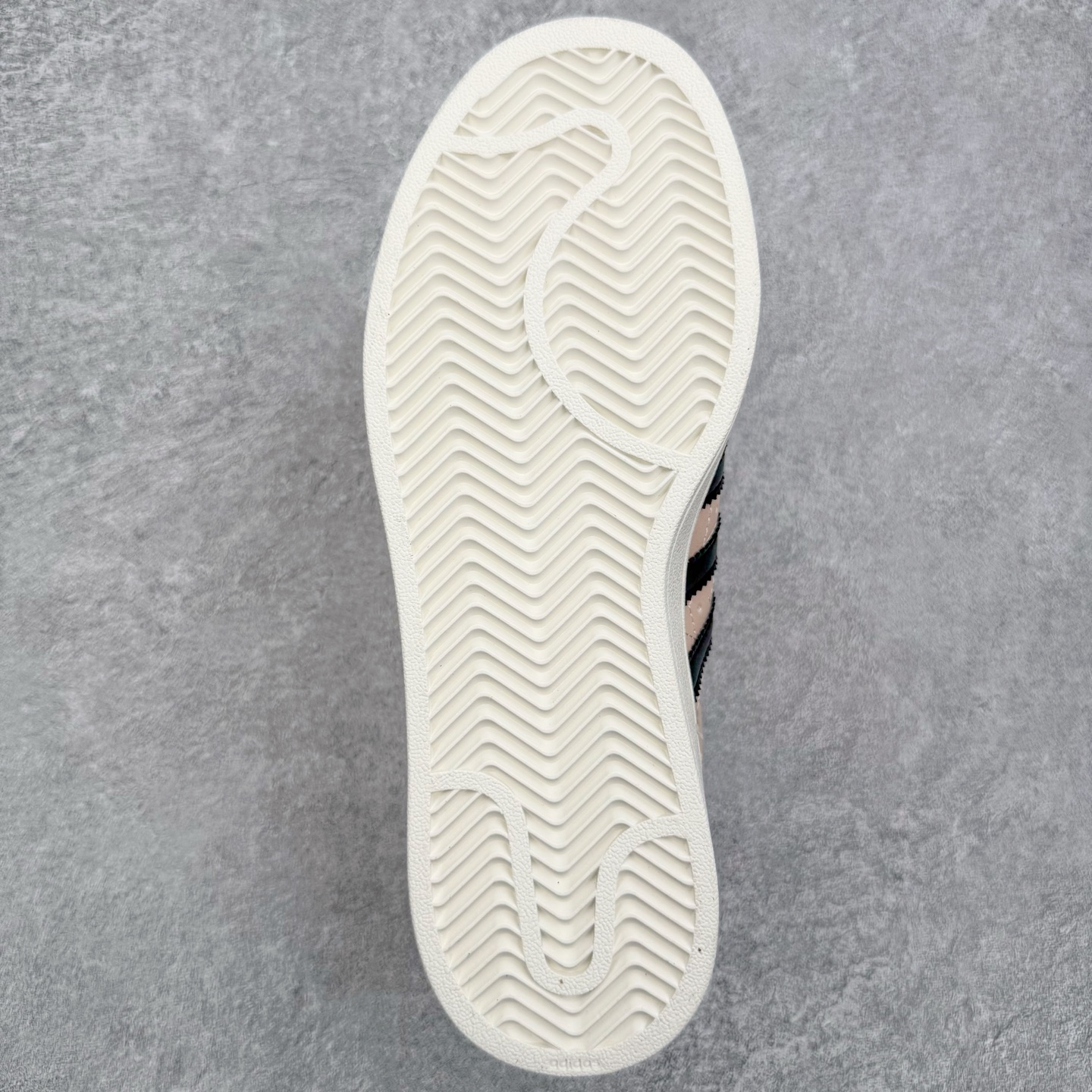 图片[9]-＃XP纯原套现福利 AD Originals Superstar 经典复古贝壳头板鞋 JR6985 诞生于1969年 是第一双将全皮面鞋 身与橡胶鞋头结合在一起的低帮篮球鞋 Superstar最开始 是作为高帮篮球鞋Pro Model的低帮版本而出现的 但因为其独特和醒目的橡胶鞋头造型而让大家熟知 被大家形象地称为\\\”shelltoe\\\”贝壳头 在70年代的美国职业篮球场上 接近3/4的NBA球员都将这双Superstar作为场上用鞋 80年代之后 经过不断的改良和发展 Superstar逐渐成为横跨时装、音乐、街头文化、休闲和运动等各大领域的时尚潮鞋 尺码：36 36.5 37 38 38.5 39 40 40.5 41 42 42.5 43 44 44.5 45-选品中心