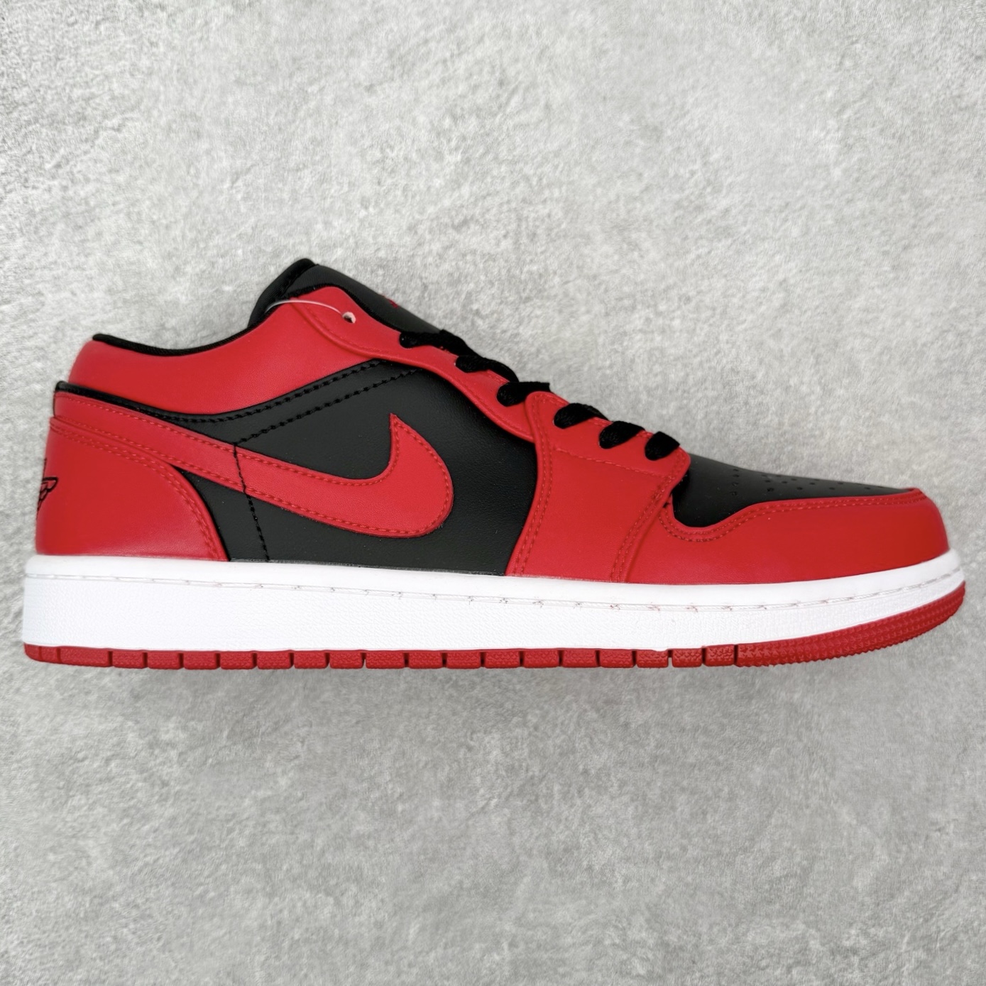 ＃福利特价 Air Jordan AJ1 Low 低帮系列 百分百全新货品 零氧化发霉 给足利润空间操作 超乎所想的高性价比 原装楦头纸板开发 完美鞋型 超高清洁度 鞋型不臃肿别扭 原厂内置全掌气垫 A模大底 鞋舌AJ原厂专用牛津布 AJ专用反口珍珠布 原厂无杂质高弹内里海棉 特殊封边弹力鞋带 原鞋开模 拒绝公底 购置公司同步原材料 都有细节原汁原味 忠于原版 尺码：36 36.5 37.5 38 38.5 39 40 40.5 41 42 42.5 43 44 44.5 45 46-选品中心