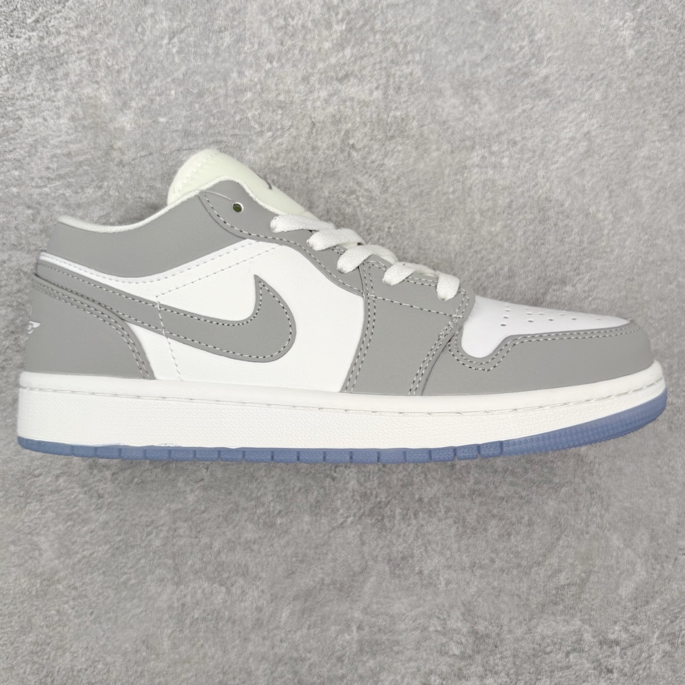 ＃福利特价 Air Jordan AJ1 Low 低帮系列 百分百全新货品 零氧化发霉 给足利润空间操作 超乎所想的高性价比 原装楦头纸板开发 完美鞋型 超高清洁度 鞋型不臃肿别扭 原厂内置全掌气垫 A模大底 鞋舌AJ原厂专用牛津布 AJ专用反口珍珠布 原厂无杂质高弹内里海棉 特殊封边弹力鞋带 原鞋开模 拒绝公底 购置公司同步原材料 都有细节原汁原味 忠于原版 尺码：36 36.5 37.5 38 38.5 39 40 40.5 41 42 42.5 43 44 44.5 45 46-选品中心