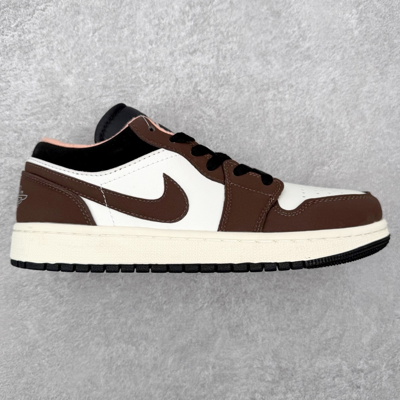 图片[8]-＃福利特价 Air Jordan AJ1 Low 低帮系列 百分百全新货品 零氧化发霉 给足利润空间操作 超乎所想的高性价比 原装楦头纸板开发 完美鞋型 超高清洁度 鞋型不臃肿别扭 原厂内置全掌气垫 A模大底 鞋舌AJ原厂专用牛津布 AJ专用反口珍珠布 原厂无杂质高弹内里海棉 特殊封边弹力鞋带 原鞋开模 拒绝公底 购置公司同步原材料 都有细节原汁原味 忠于原版 尺码：36 36.5 37.5 38 38.5 39 40 40.5 41 42 42.5 43 44 44.5 45 46-选品中心