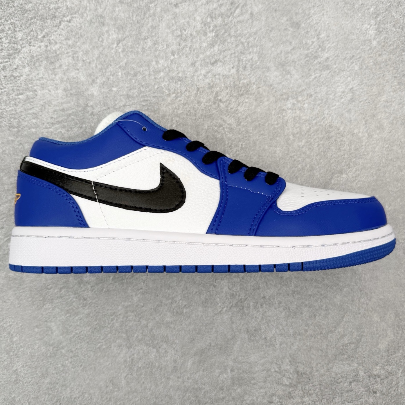 图片[6]-＃福利特价 Air Jordan AJ1 Low 低帮系列 百分百全新货品 零氧化发霉 给足利润空间操作 超乎所想的高性价比 原装楦头纸板开发 完美鞋型 超高清洁度 鞋型不臃肿别扭 原厂内置全掌气垫 A模大底 鞋舌AJ原厂专用牛津布 AJ专用反口珍珠布 原厂无杂质高弹内里海棉 特殊封边弹力鞋带 原鞋开模 拒绝公底 购置公司同步原材料 都有细节原汁原味 忠于原版 尺码：36 36.5 37.5 38 38.5 39 40 40.5 41 42 42.5 43 44 44.5 45 46-选品中心