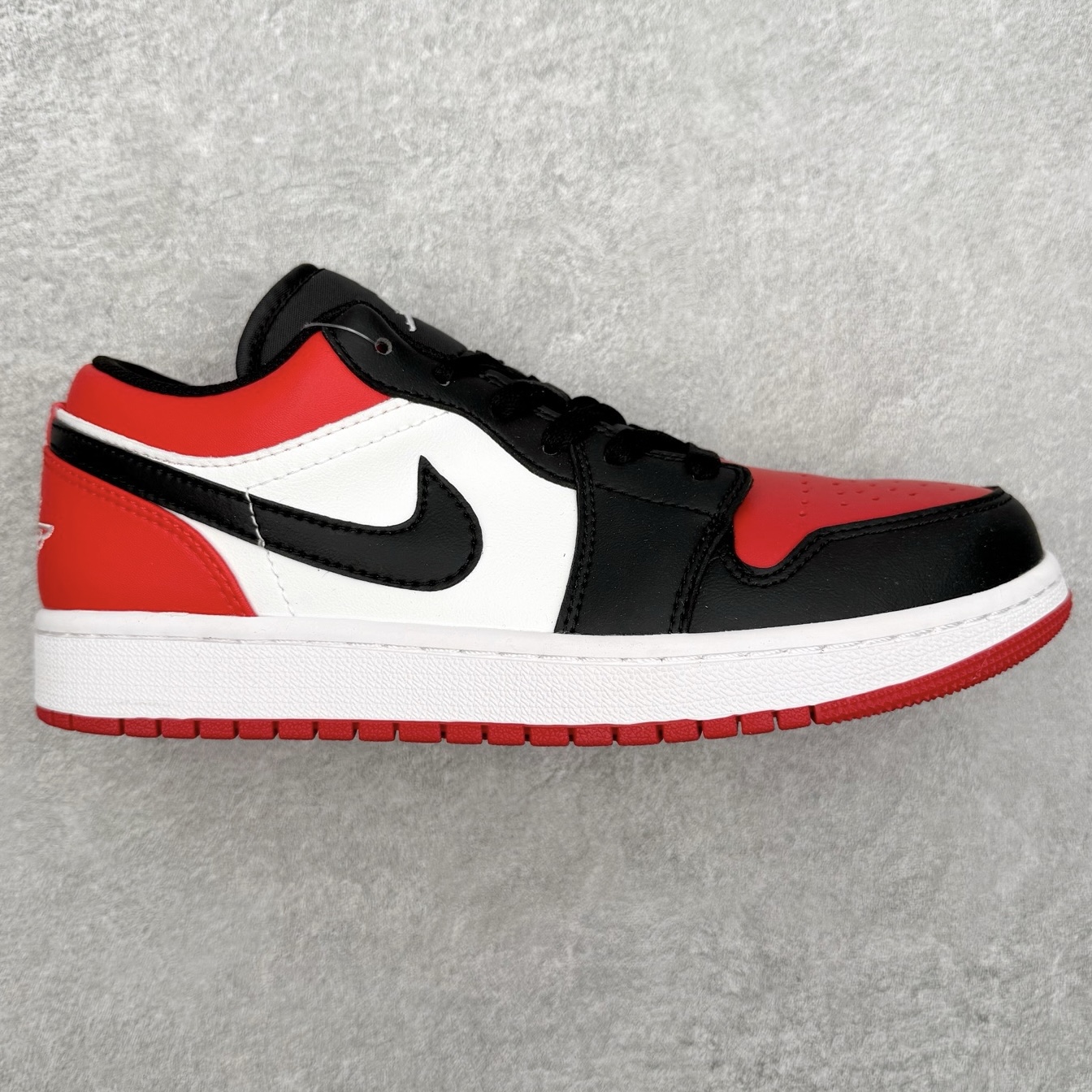 图片[2]-＃福利特价 Air Jordan AJ1 Low 低帮系列 百分百全新货品 零氧化发霉 给足利润空间操作 超乎所想的高性价比 原装楦头纸板开发 完美鞋型 超高清洁度 鞋型不臃肿别扭 原厂内置全掌气垫 A模大底 鞋舌AJ原厂专用牛津布 AJ专用反口珍珠布 原厂无杂质高弹内里海棉 特殊封边弹力鞋带 原鞋开模 拒绝公底 购置公司同步原材料 都有细节原汁原味 忠于原版 尺码：36 36.5 37.5 38 38.5 39 40 40.5 41 42 42.5 43 44 44.5 45 46-选品中心