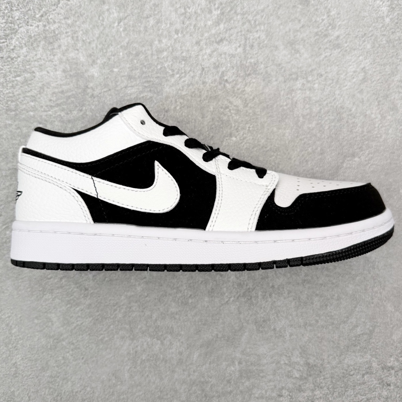 图片[5]-＃福利特价 Air Jordan AJ1 Low 低帮系列 百分百全新货品 零氧化发霉 给足利润空间操作 超乎所想的高性价比 原装楦头纸板开发 完美鞋型 超高清洁度 鞋型不臃肿别扭 原厂内置全掌气垫 A模大底 鞋舌AJ原厂专用牛津布 AJ专用反口珍珠布 原厂无杂质高弹内里海棉 特殊封边弹力鞋带 原鞋开模 拒绝公底 购置公司同步原材料 都有细节原汁原味 忠于原版 尺码：36 36.5 37.5 38 38.5 39 40 40.5 41 42 42.5 43 44 44.5 45 46-选品中心
