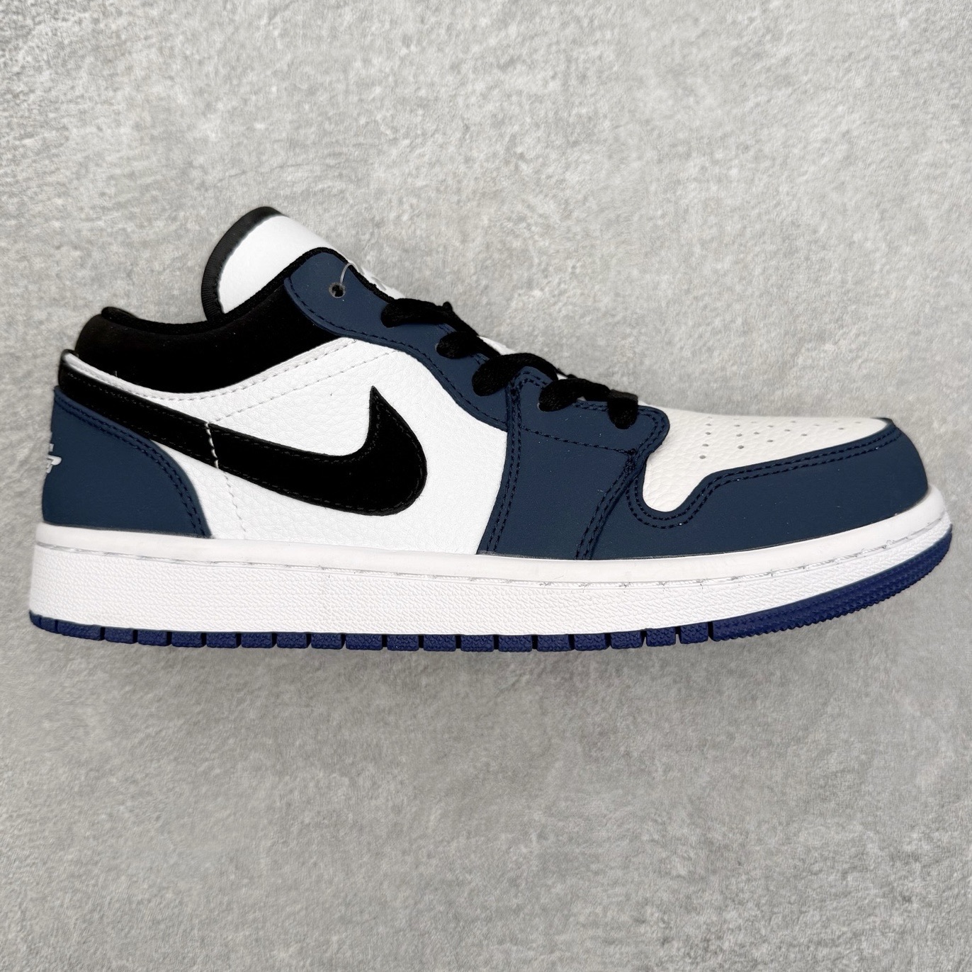 图片[3]-＃福利特价 Air Jordan AJ1 Low 低帮系列 百分百全新货品 零氧化发霉 给足利润空间操作 超乎所想的高性价比 原装楦头纸板开发 完美鞋型 超高清洁度 鞋型不臃肿别扭 原厂内置全掌气垫 A模大底 鞋舌AJ原厂专用牛津布 AJ专用反口珍珠布 原厂无杂质高弹内里海棉 特殊封边弹力鞋带 原鞋开模 拒绝公底 购置公司同步原材料 都有细节原汁原味 忠于原版 尺码：36 36.5 37.5 38 38.5 39 40 40.5 41 42 42.5 43 44 44.5 45 46-选品中心