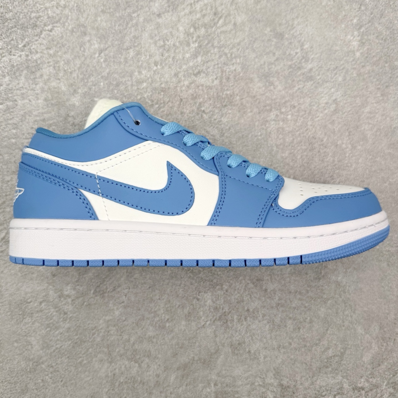 图片[7]-＃福利特价 Air Jordan AJ1 Low 低帮系列 百分百全新货品 零氧化发霉 给足利润空间操作 超乎所想的高性价比 原装楦头纸板开发 完美鞋型 超高清洁度 鞋型不臃肿别扭 原厂内置全掌气垫 A模大底 鞋舌AJ原厂专用牛津布 AJ专用反口珍珠布 原厂无杂质高弹内里海棉 特殊封边弹力鞋带 原鞋开模 拒绝公底 购置公司同步原材料 都有细节原汁原味 忠于原版 尺码：36 36.5 37.5 38 38.5 39 40 40.5 41 42 42.5 43 44 44.5 45 46-选品中心