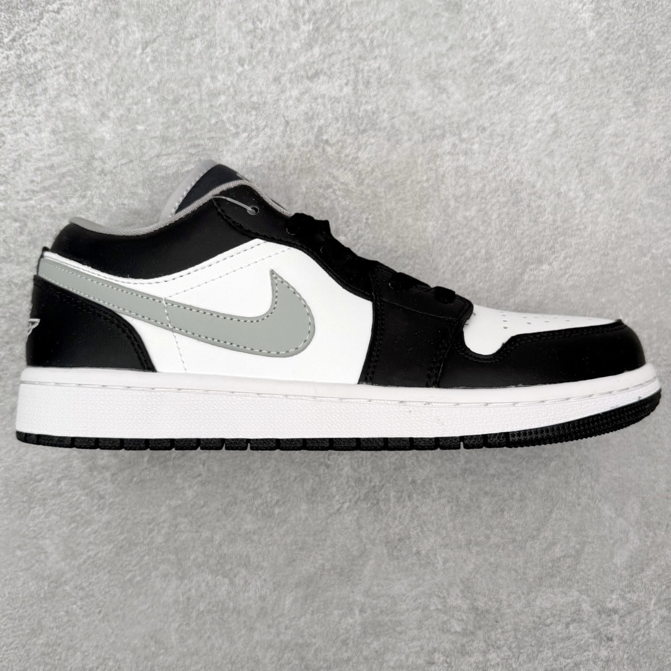 图片[4]-＃福利特价 Air Jordan AJ1 Low 低帮系列 百分百全新货品 零氧化发霉 给足利润空间操作 超乎所想的高性价比 原装楦头纸板开发 完美鞋型 超高清洁度 鞋型不臃肿别扭 原厂内置全掌气垫 A模大底 鞋舌AJ原厂专用牛津布 AJ专用反口珍珠布 原厂无杂质高弹内里海棉 特殊封边弹力鞋带 原鞋开模 拒绝公底 购置公司同步原材料 都有细节原汁原味 忠于原版 尺码：36 36.5 37.5 38 38.5 39 40 40.5 41 42 42.5 43 44 44.5 45 46-选品中心