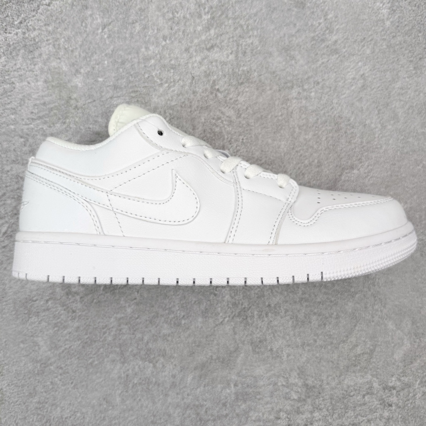 图片[3]-＃福利特价 Air Jordan AJ1 Low 低帮系列 百分百全新货品 零氧化发霉 给足利润空间操作 超乎所想的高性价比 原装楦头纸板开发 完美鞋型 超高清洁度 鞋型不臃肿别扭 原厂内置全掌气垫 A模大底 鞋舌AJ原厂专用牛津布 AJ专用反口珍珠布 原厂无杂质高弹内里海棉 特殊封边弹力鞋带 原鞋开模 拒绝公底 购置公司同步原材料 都有细节原汁原味 忠于原版 尺码：36 36.5 37.5 38 38.5 39 40 40.5 41 42 42.5 43 44 44.5 45 46-选品中心