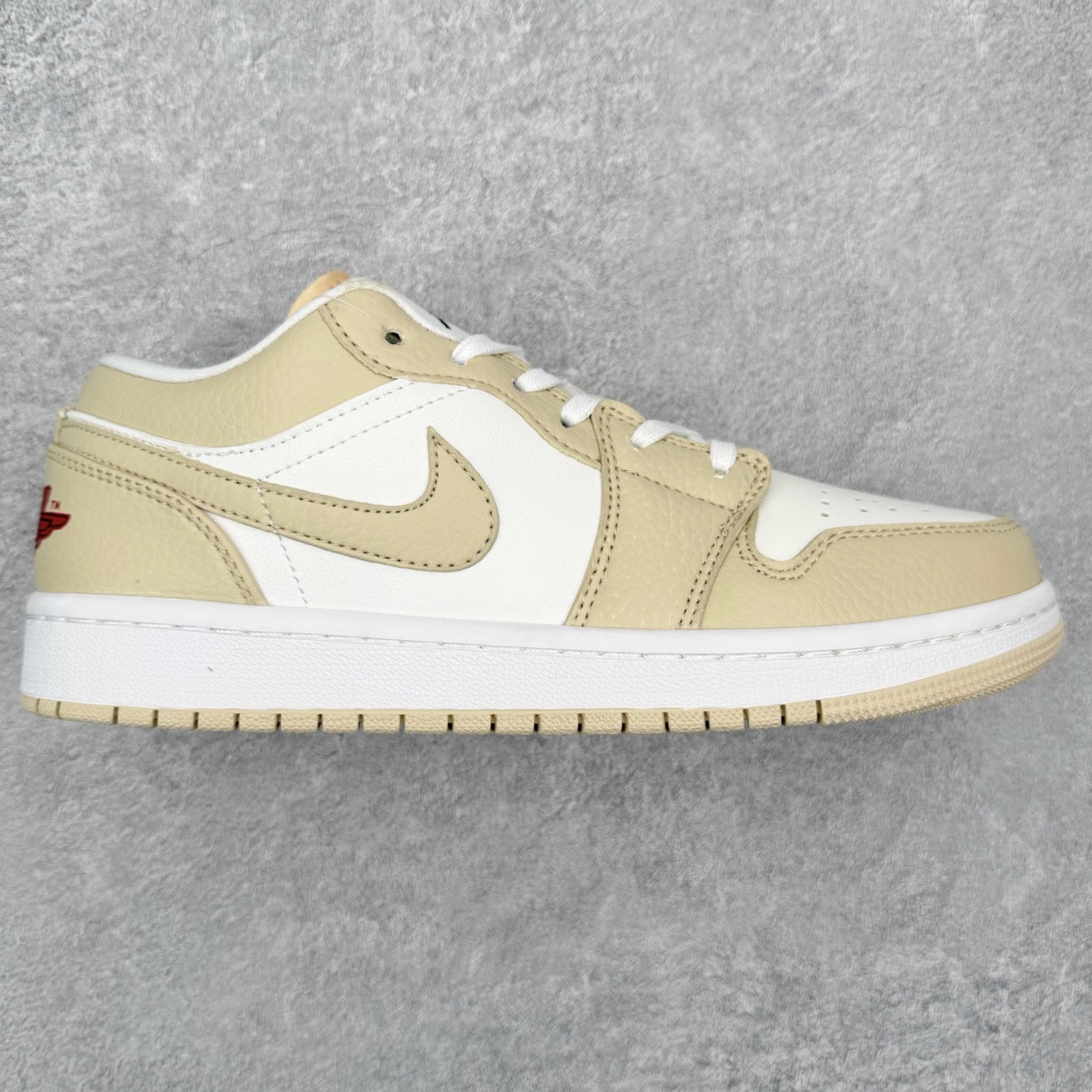 图片[2]-＃福利特价 Air Jordan AJ1 Low 低帮系列 百分百全新货品 零氧化发霉 给足利润空间操作 超乎所想的高性价比 原装楦头纸板开发 完美鞋型 超高清洁度 鞋型不臃肿别扭 原厂内置全掌气垫 A模大底 鞋舌AJ原厂专用牛津布 AJ专用反口珍珠布 原厂无杂质高弹内里海棉 特殊封边弹力鞋带 原鞋开模 拒绝公底 购置公司同步原材料 都有细节原汁原味 忠于原版 尺码：36 36.5 37.5 38 38.5 39 40 40.5 41 42 42.5 43 44 44.5 45 46-选品中心