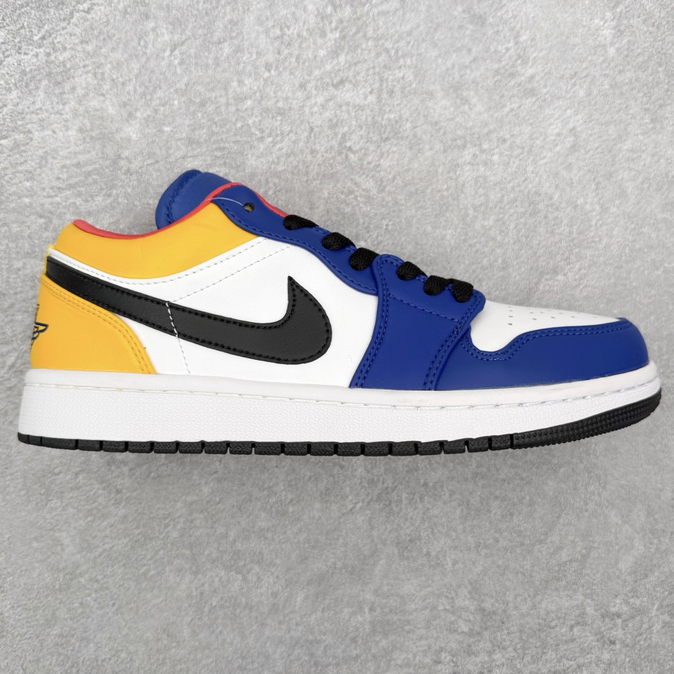 图片[9]-＃福利特价 Air Jordan AJ1 Low 低帮系列 百分百全新货品 零氧化发霉 给足利润空间操作 超乎所想的高性价比 原装楦头纸板开发 完美鞋型 超高清洁度 鞋型不臃肿别扭 原厂内置全掌气垫 A模大底 鞋舌AJ原厂专用牛津布 AJ专用反口珍珠布 原厂无杂质高弹内里海棉 特殊封边弹力鞋带 原鞋开模 拒绝公底 购置公司同步原材料 都有细节原汁原味 忠于原版 尺码：36 36.5 37.5 38 38.5 39 40 40.5 41 42 42.5 43 44 44.5 45 46-选品中心