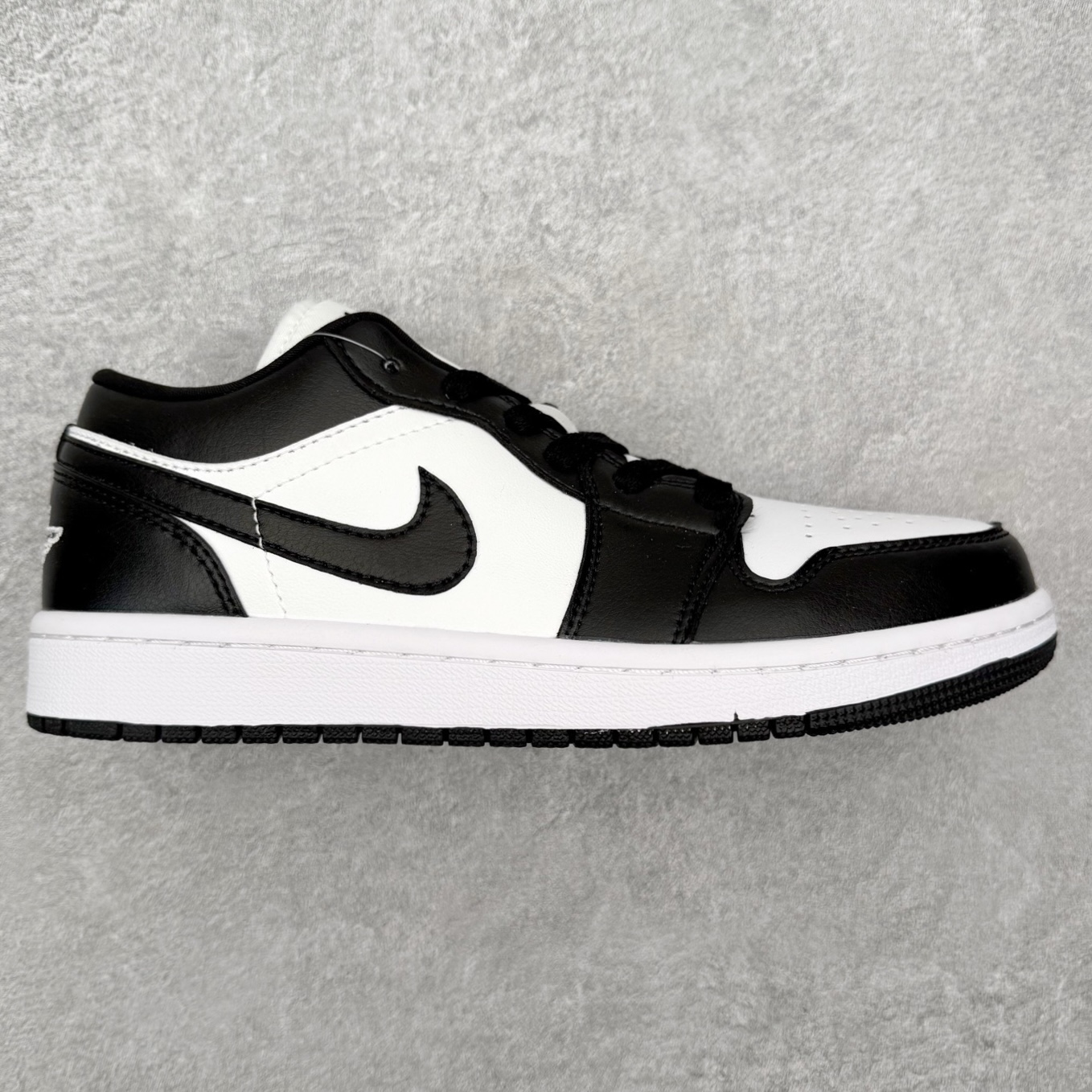 图片[5]-＃福利特价 Air Jordan AJ1 Low 低帮系列 百分百全新货品 零氧化发霉 给足利润空间操作 超乎所想的高性价比 原装楦头纸板开发 完美鞋型 超高清洁度 鞋型不臃肿别扭 原厂内置全掌气垫 A模大底 鞋舌AJ原厂专用牛津布 AJ专用反口珍珠布 原厂无杂质高弹内里海棉 特殊封边弹力鞋带 原鞋开模 拒绝公底 购置公司同步原材料 都有细节原汁原味 忠于原版 尺码：36 36.5 37.5 38 38.5 39 40 40.5 41 42 42.5 43 44 44.5 45 46-选品中心