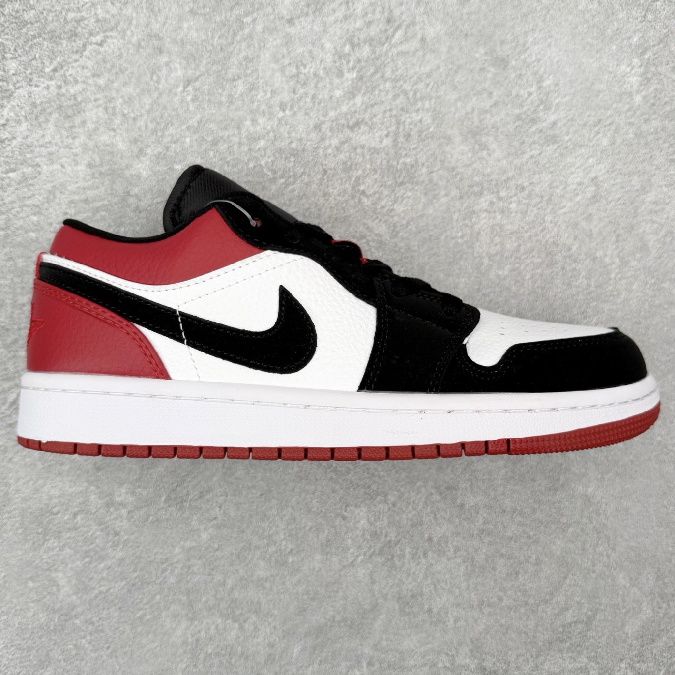 图片[8]-＃福利特价 Air Jordan AJ1 Low 低帮系列 百分百全新货品 零氧化发霉 给足利润空间操作 超乎所想的高性价比 原装楦头纸板开发 完美鞋型 超高清洁度 鞋型不臃肿别扭 原厂内置全掌气垫 A模大底 鞋舌AJ原厂专用牛津布 AJ专用反口珍珠布 原厂无杂质高弹内里海棉 特殊封边弹力鞋带 原鞋开模 拒绝公底 购置公司同步原材料 都有细节原汁原味 忠于原版 尺码：36 36.5 37.5 38 38.5 39 40 40.5 41 42 42.5 43 44 44.5 45 46-选品中心