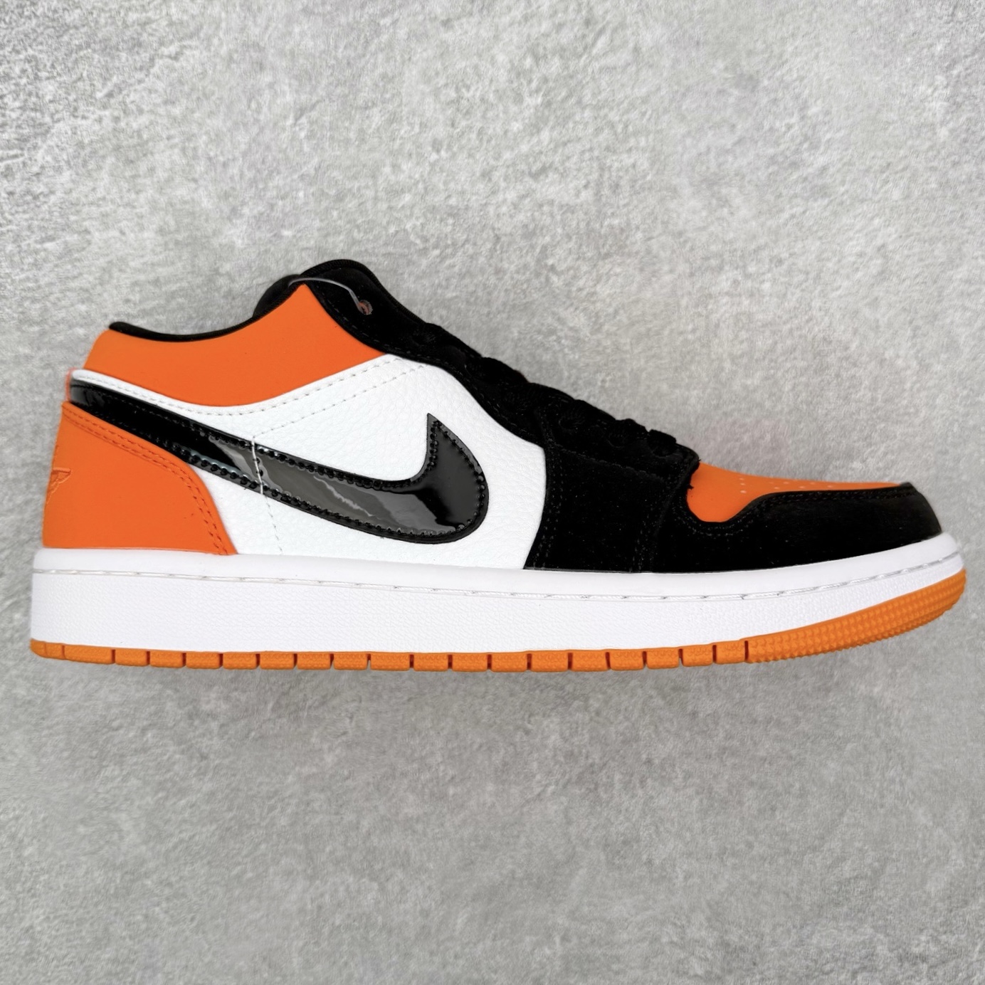 图片[5]-＃福利特价 Air Jordan AJ1 Low 低帮系列 百分百全新货品 零氧化发霉 给足利润空间操作 超乎所想的高性价比 原装楦头纸板开发 完美鞋型 超高清洁度 鞋型不臃肿别扭 原厂内置全掌气垫 A模大底 鞋舌AJ原厂专用牛津布 AJ专用反口珍珠布 原厂无杂质高弹内里海棉 特殊封边弹力鞋带 原鞋开模 拒绝公底 购置公司同步原材料 都有细节原汁原味 忠于原版 尺码：36 36.5 37.5 38 38.5 39 40 40.5 41 42 42.5 43 44 44.5 45 46-选品中心