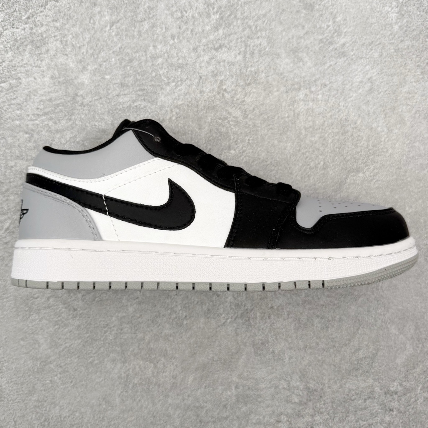 ＃福利特价 Air Jordan AJ1 Low 低帮系列 百分百全新货品 零氧化发霉 给足利润空间操作 超乎所想的高性价比 原装楦头纸板开发 完美鞋型 超高清洁度 鞋型不臃肿别扭 原厂内置全掌气垫 A模大底 鞋舌AJ原厂专用牛津布 AJ专用反口珍珠布 原厂无杂质高弹内里海棉 特殊封边弹力鞋带 原鞋开模 拒绝公底 购置公司同步原材料 都有细节原汁原味 忠于原版 尺码：36 36.5 37.5 38 38.5 39 40 40.5 41 42 42.5 43 44 44.5 45 46-选品中心