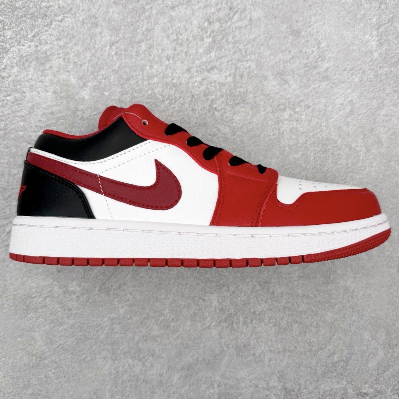 图片[4]-＃福利特价 Air Jordan AJ1 Low 低帮系列 百分百全新货品 零氧化发霉 给足利润空间操作 超乎所想的高性价比 原装楦头纸板开发 完美鞋型 超高清洁度 鞋型不臃肿别扭 原厂内置全掌气垫 A模大底 鞋舌AJ原厂专用牛津布 AJ专用反口珍珠布 原厂无杂质高弹内里海棉 特殊封边弹力鞋带 原鞋开模 拒绝公底 购置公司同步原材料 都有细节原汁原味 忠于原版 尺码：36 36.5 37.5 38 38.5 39 40 40.5 41 42 42.5 43 44 44.5 45 46-选品中心