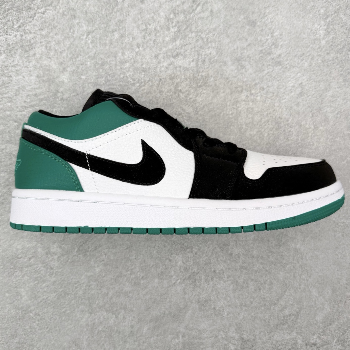 图片[2]-＃福利特价 Air Jordan AJ1 Low 低帮系列 百分百全新货品 零氧化发霉 给足利润空间操作 超乎所想的高性价比 原装楦头纸板开发 完美鞋型 超高清洁度 鞋型不臃肿别扭 原厂内置全掌气垫 A模大底 鞋舌AJ原厂专用牛津布 AJ专用反口珍珠布 原厂无杂质高弹内里海棉 特殊封边弹力鞋带 原鞋开模 拒绝公底 购置公司同步原材料 都有细节原汁原味 忠于原版 尺码：36 36.5 37.5 38 38.5 39 40 40.5 41 42 42.5 43 44 44.5 45 46-选品中心