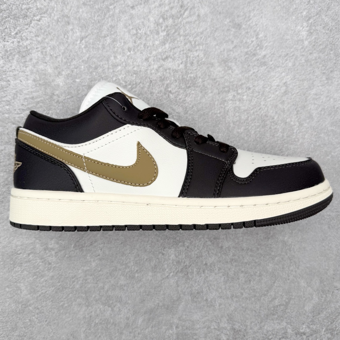 图片[7]-＃福利特价 Air Jordan AJ1 Low 低帮系列 百分百全新货品 零氧化发霉 给足利润空间操作 超乎所想的高性价比 原装楦头纸板开发 完美鞋型 超高清洁度 鞋型不臃肿别扭 原厂内置全掌气垫 A模大底 鞋舌AJ原厂专用牛津布 AJ专用反口珍珠布 原厂无杂质高弹内里海棉 特殊封边弹力鞋带 原鞋开模 拒绝公底 购置公司同步原材料 都有细节原汁原味 忠于原版 尺码：36 36.5 37.5 38 38.5 39 40 40.5 41 42 42.5 43 44 44.5 45 46-选品中心