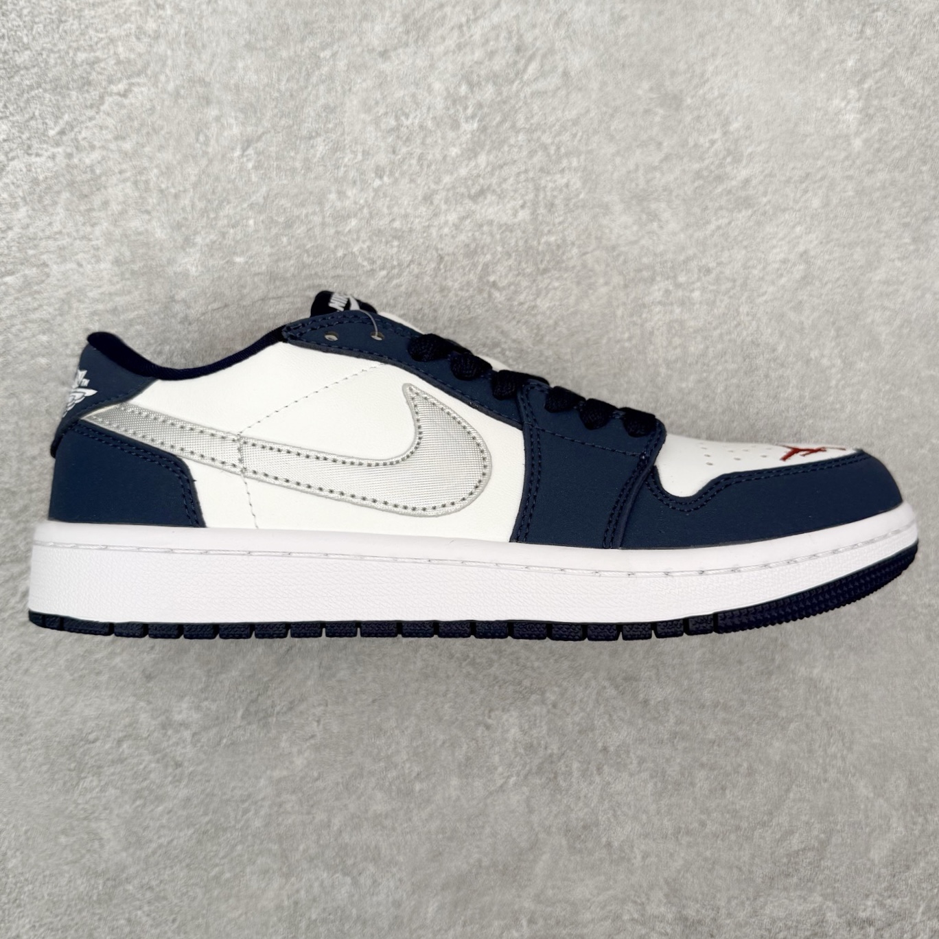 图片[6]-＃福利特价 Air Jordan AJ1 Low 低帮系列 百分百全新货品 零氧化发霉 给足利润空间操作 超乎所想的高性价比 原装楦头纸板开发 完美鞋型 超高清洁度 鞋型不臃肿别扭 原厂内置全掌气垫 A模大底 鞋舌AJ原厂专用牛津布 AJ专用反口珍珠布 原厂无杂质高弹内里海棉 特殊封边弹力鞋带 原鞋开模 拒绝公底 购置公司同步原材料 都有细节原汁原味 忠于原版 尺码：36 36.5 37.5 38 38.5 39 40 40.5 41 42 42.5 43 44 44.5 45 46-选品中心