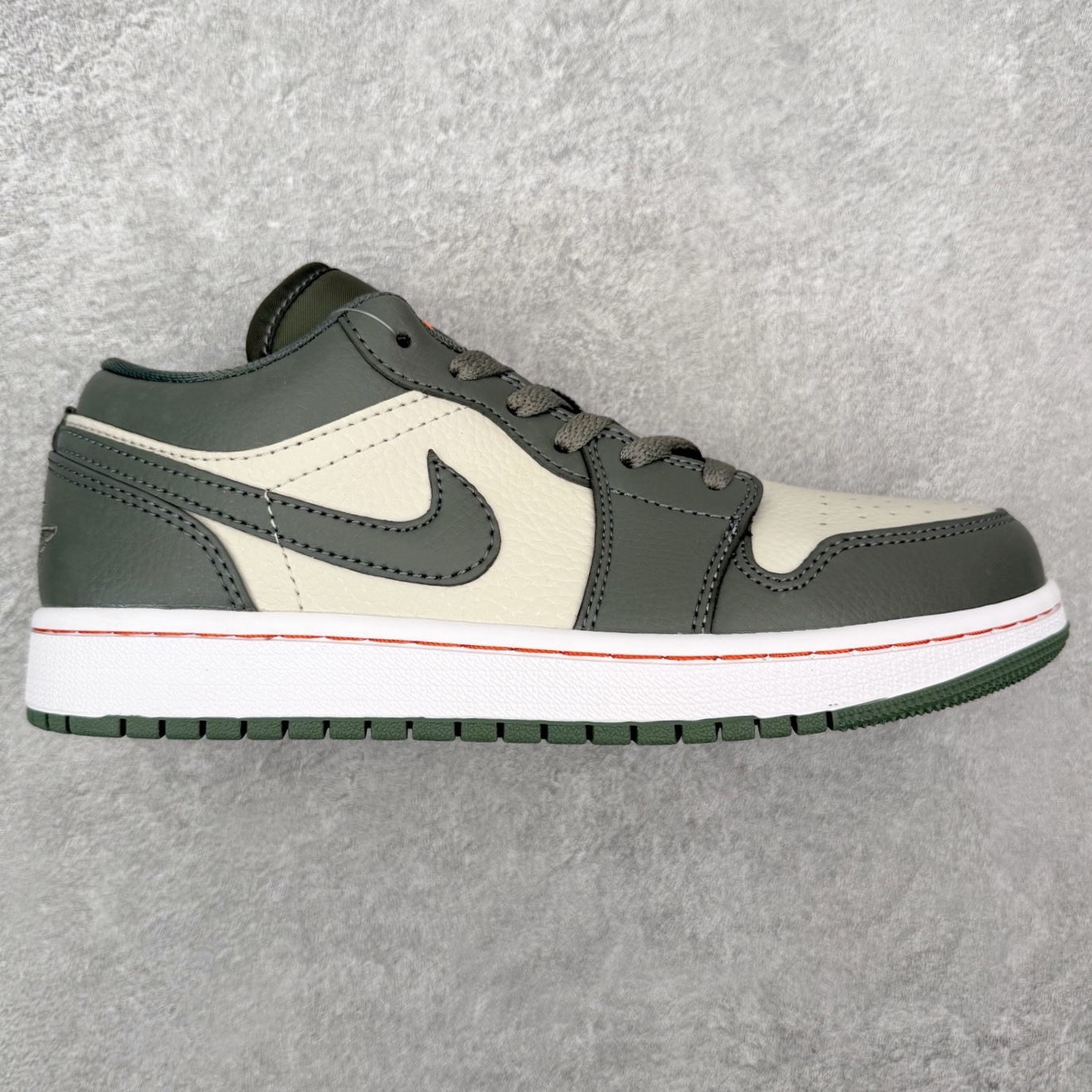 图片[9]-＃福利特价 Air Jordan AJ1 Low 低帮系列 百分百全新货品 零氧化发霉 给足利润空间操作 超乎所想的高性价比 原装楦头纸板开发 完美鞋型 超高清洁度 鞋型不臃肿别扭 原厂内置全掌气垫 A模大底 鞋舌AJ原厂专用牛津布 AJ专用反口珍珠布 原厂无杂质高弹内里海棉 特殊封边弹力鞋带 原鞋开模 拒绝公底 购置公司同步原材料 都有细节原汁原味 忠于原版 尺码：36 36.5 37.5 38 38.5 39 40 40.5 41 42 42.5 43 44 44.5 45 46-选品中心