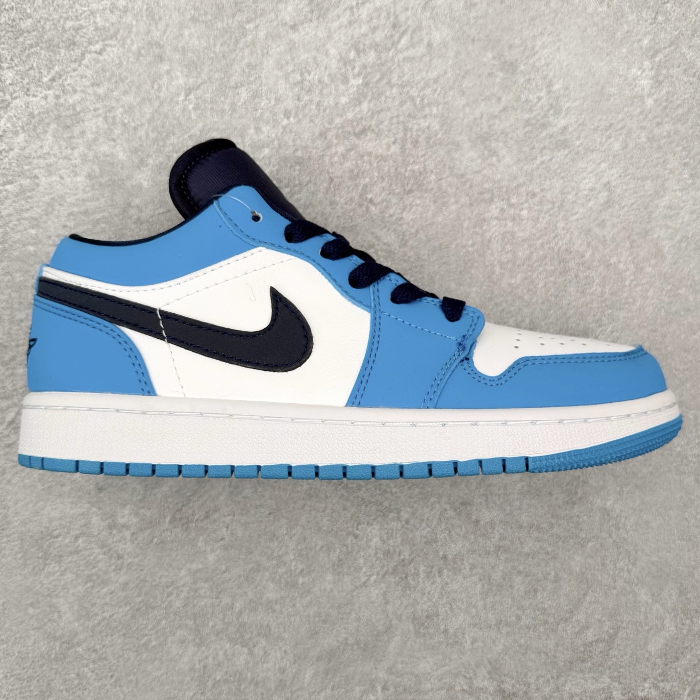 图片[7]-＃福利特价 Air Jordan AJ1 Low 低帮系列 百分百全新货品 零氧化发霉 给足利润空间操作 超乎所想的高性价比 原装楦头纸板开发 完美鞋型 超高清洁度 鞋型不臃肿别扭 原厂内置全掌气垫 A模大底 鞋舌AJ原厂专用牛津布 AJ专用反口珍珠布 原厂无杂质高弹内里海棉 特殊封边弹力鞋带 原鞋开模 拒绝公底 购置公司同步原材料 都有细节原汁原味 忠于原版 尺码：36 36.5 37.5 38 38.5 39 40 40.5 41 42 42.5 43 44 44.5 45 46-选品中心