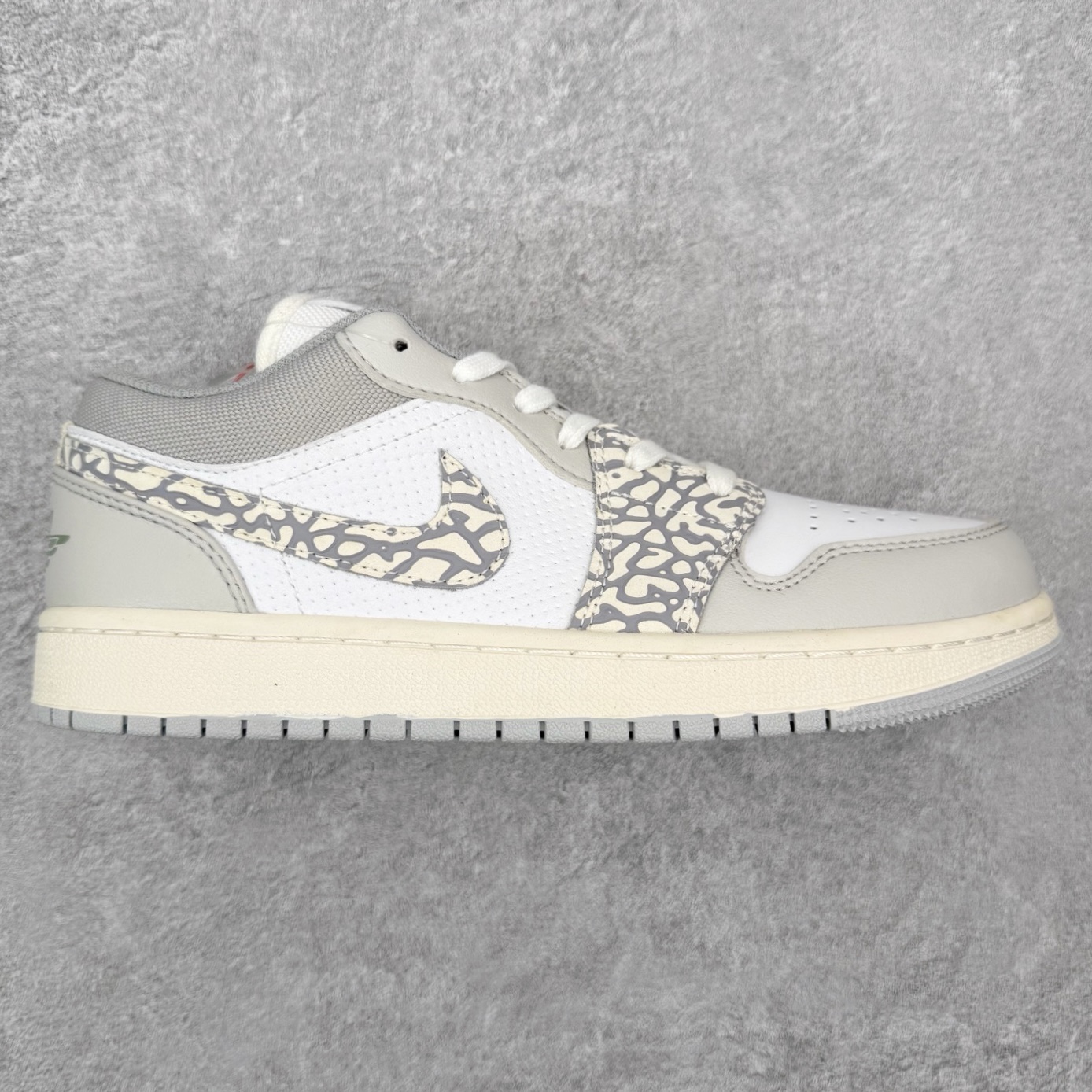 图片[4]-＃福利特价 Air Jordan AJ1 Low 低帮系列 百分百全新货品 零氧化发霉 给足利润空间操作 超乎所想的高性价比 原装楦头纸板开发 完美鞋型 超高清洁度 鞋型不臃肿别扭 原厂内置全掌气垫 A模大底 鞋舌AJ原厂专用牛津布 AJ专用反口珍珠布 原厂无杂质高弹内里海棉 特殊封边弹力鞋带 原鞋开模 拒绝公底 购置公司同步原材料 都有细节原汁原味 忠于原版 尺码：36 36.5 37.5 38 38.5 39 40 40.5 41 42 42.5 43 44 44.5 45 46-选品中心
