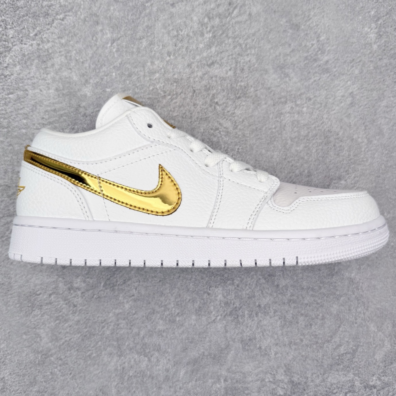 图片[2]-＃福利特价 Air Jordan AJ1 Low 低帮系列 百分百全新货品 零氧化发霉 给足利润空间操作 超乎所想的高性价比 原装楦头纸板开发 完美鞋型 超高清洁度 鞋型不臃肿别扭 原厂内置全掌气垫 A模大底 鞋舌AJ原厂专用牛津布 AJ专用反口珍珠布 原厂无杂质高弹内里海棉 特殊封边弹力鞋带 原鞋开模 拒绝公底 购置公司同步原材料 都有细节原汁原味 忠于原版 尺码：36 36.5 37.5 38 38.5 39 40 40.5 41 42 42.5 43 44 44.5 45 46-选品中心