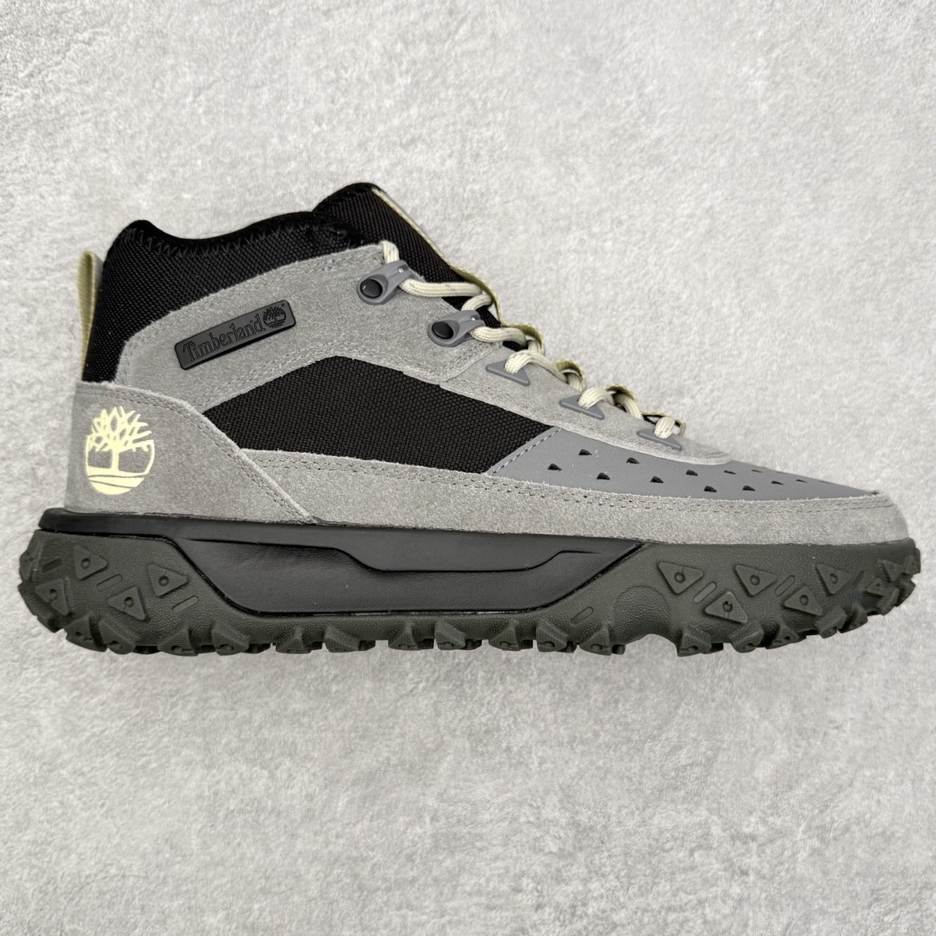 Timberland Greenstride Motion 6 添柏岚防滑耐磨低帮户外功能鞋 简约大方的造型设计，给人以随性休闲的时尚格调，穿着舒适轻便，运动灵活自如，满足日常个性穿搭。Timberland户外品牌最早成立于1918年的美国波士顿，它的成功故事就从第一双防水皮靴Yellow Boots开始。这双具备完全防水机能的靴子瞬间广受好评，他那独创又不失古典的款式，以及大胆使用黄色的崭新风格，吸引了广大消费者的目光。现今仍不改其原有风貌的这双黄靴，就是火遍全球的“大黄靴”。Timberland的高端工艺、实穿耐用等特点让他拥有绝对鞋界地位。尺码：40 41 41.5 42 43 43.5 44 44.5 45 45.5 46-选品中心