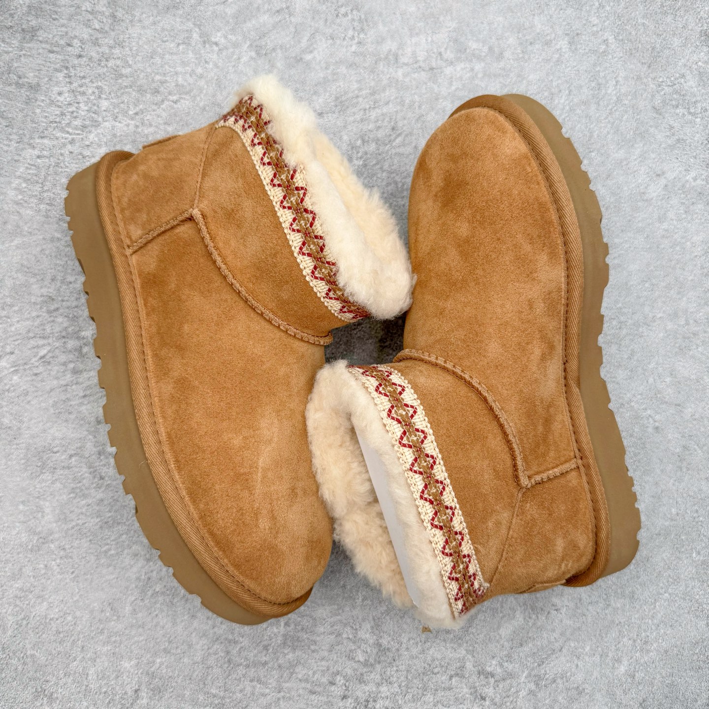 图片[3]-＃SP原厂 UGG 4496 秋冬羊皮毛一体雪地靴 全鞋采用ZP同厂 隆丰A级澳洲进口羊皮毛一体 品牌代工厂生产线 完全遵循ZP工艺流程 代工厂原厂版师 秉承无原鞋不开发选择 注重每一处细节 市面最正版型 TREADLITE\\\”轻翼\\\”科技外底 轻便/耐用/柔韧/桩型【售后郑重承诺】一个月内若出现重大脱胶/断底等质量问题 直接为您换新！尺码：35 36 37 38 39 40-选品中心