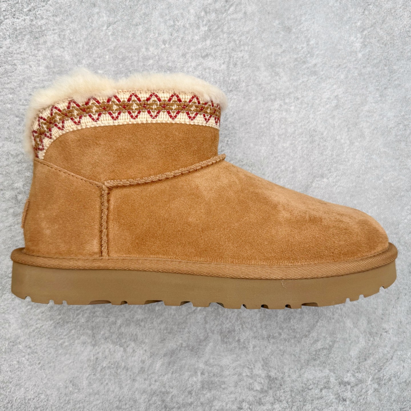 ＃SP原厂 UGG 4496 秋冬羊皮毛一体雪地靴 全鞋采用ZP同厂 隆丰A级澳洲进口羊皮毛一体 品牌代工厂生产线 完全遵循ZP工艺流程 代工厂原厂版师 秉承无原鞋不开发选择 注重每一处细节 市面最正版型 TREADLITE\\\