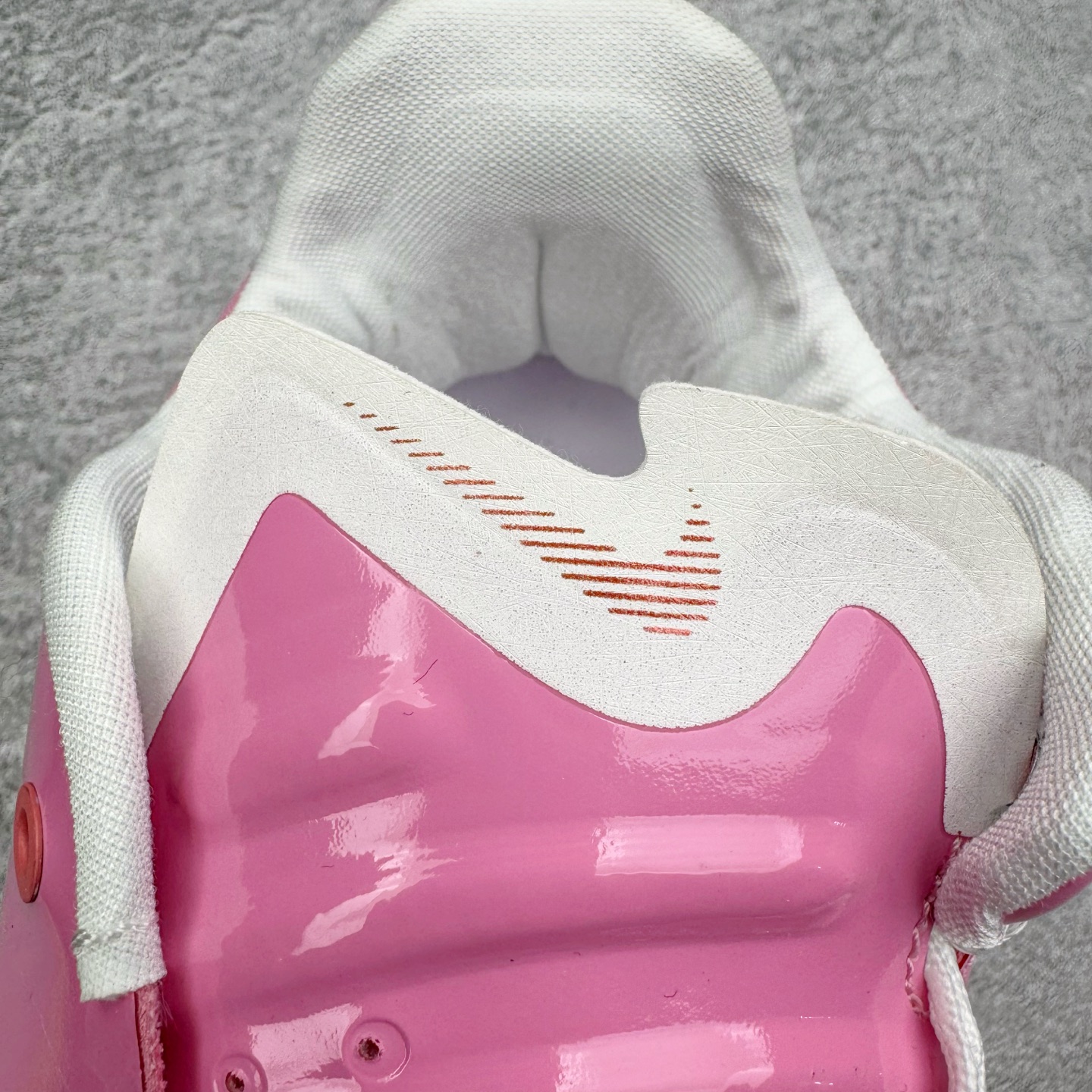 图片[14]-＃K版 NK Air Zoom G.T.4.0 EP 新款实战低帮篮球鞋 一个月返厂/换新售后服务 支持各种实战 全套原纸板楦头开发 独家原档数据私模唯一正确8层组合大底 全新GT 4.0全掌搭载了 ZoomX 泡棉 使得整双鞋在缓震表现上可谓相当优秀 拥有着顶级科技配置的同时 颜值设计也非常可观 整体鞋型仍然保留了前低后高的设计 G.T. Cut 传统的突进极速突破的感觉 鞋头麂皮材质和 NK Flywire 飞线工艺 相对来说包裹感更好了 必备的TPU 支撑片 两侧 Swoosh 的透气孔设计 起到散热透气的作用 鞋舌采用类似跑鞋的半开叉式设计 搭配鞋带既可以提升包裹感 又降低了运动中鞋舌乱跑的可能性 鞋子内里填充相当厚实 避免掉跟 尺码：36 36.5 37.5 38 38.5 39 40 40.5 41 42 42.5 43 44 44.5 45 45.5 46-选品中心