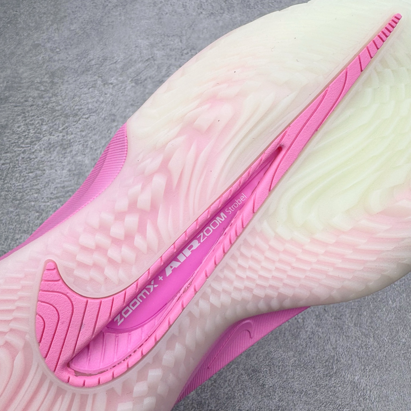 图片[21]-＃K版 NK Air Zoom G.T.4.0 EP 新款实战低帮篮球鞋 一个月返厂/换新售后服务 支持各种实战 全套原纸板楦头开发 独家原档数据私模唯一正确8层组合大底 全新GT 4.0全掌搭载了 ZoomX 泡棉 使得整双鞋在缓震表现上可谓相当优秀 拥有着顶级科技配置的同时 颜值设计也非常可观 整体鞋型仍然保留了前低后高的设计 G.T. Cut 传统的突进极速突破的感觉 鞋头麂皮材质和 NK Flywire 飞线工艺 相对来说包裹感更好了 必备的TPU 支撑片 两侧 Swoosh 的透气孔设计 起到散热透气的作用 鞋舌采用类似跑鞋的半开叉式设计 搭配鞋带既可以提升包裹感 又降低了运动中鞋舌乱跑的可能性 鞋子内里填充相当厚实 避免掉跟 尺码：36 36.5 37.5 38 38.5 39 40 40.5 41 42 42.5 43 44 44.5 45 45.5 46-选品中心