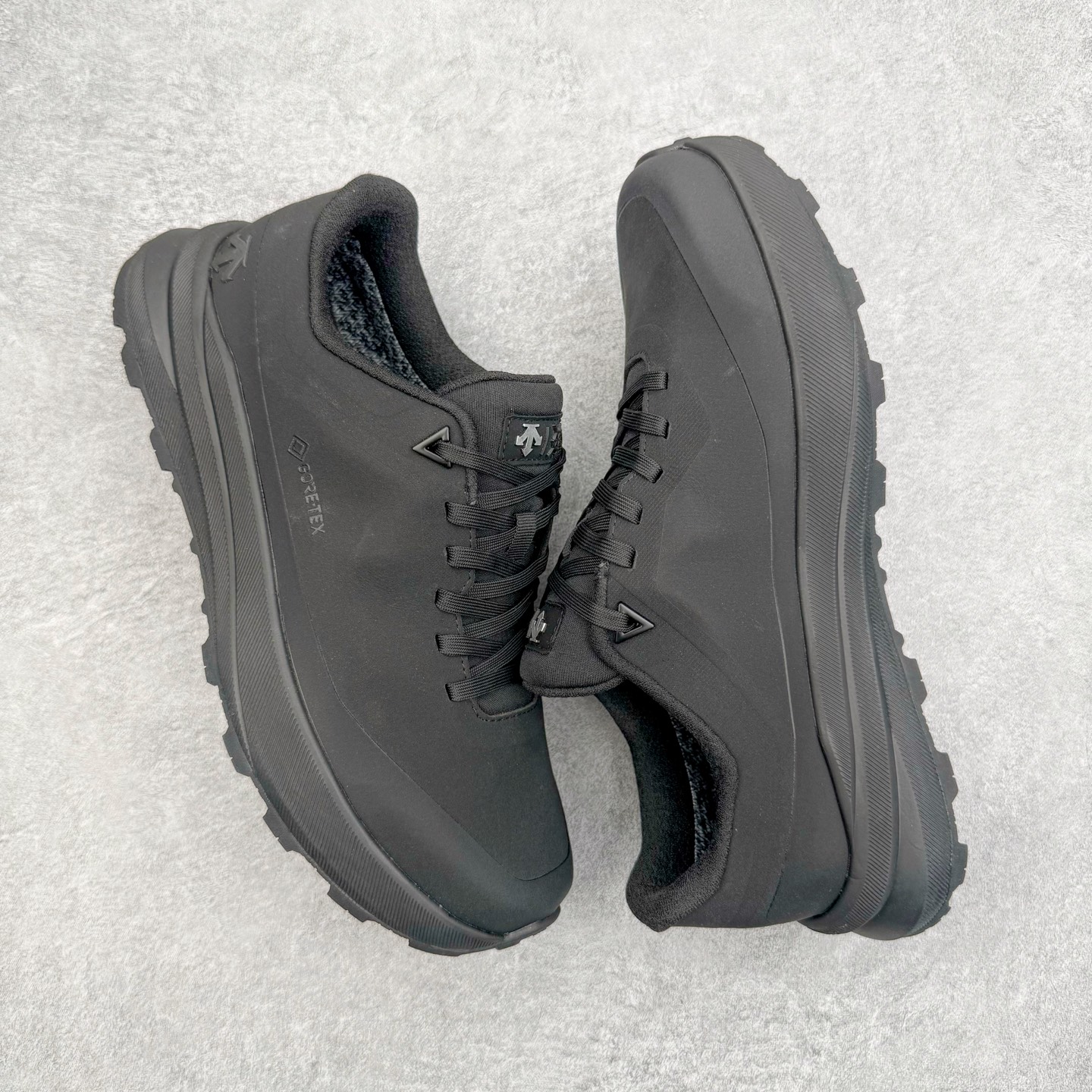 图片[3]-＃GD广顶 迪桑特DESCENTE Dualis 都市通勤 低帮 户外功能鞋 DESCENTE（迪桑特）创立于1935年，品牌名取自法语词汇，意为“滑降”。品牌箭头标识代表滑雪的三种技术“高速直线滑行”、“穿越”和“侧滑”，也寓意品牌在打造高端专业运动产品中不断追求完美的创新精神，致力于成为中国高端专业滑雪、综训、女子、铁人三项、高尔夫的第一品牌。尺码：39 40 41 42 43 44-选品中心