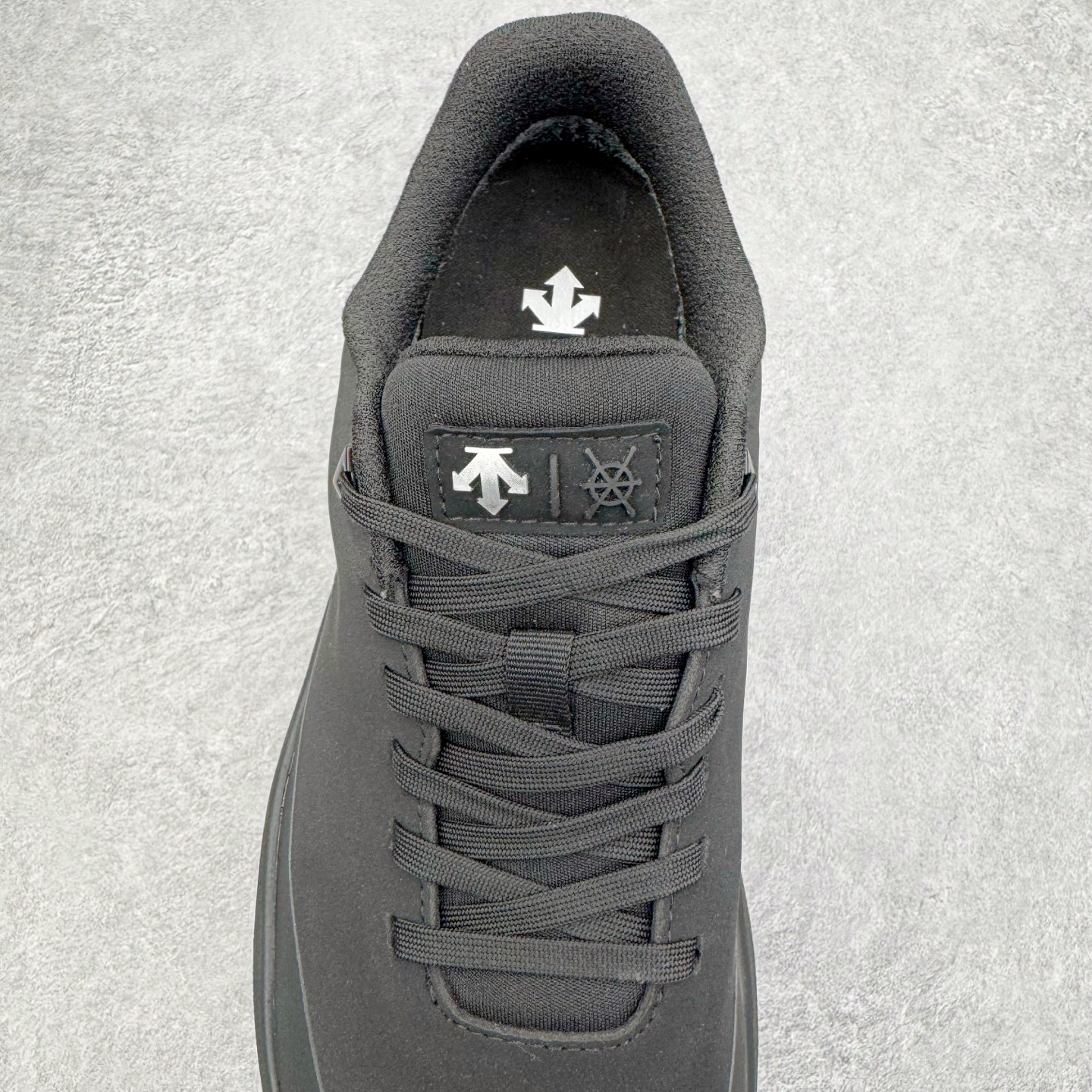 图片[5]-＃GD广顶 迪桑特DESCENTE Dualis 都市通勤 低帮 户外功能鞋 DESCENTE（迪桑特）创立于1935年，品牌名取自法语词汇，意为“滑降”。品牌箭头标识代表滑雪的三种技术“高速直线滑行”、“穿越”和“侧滑”，也寓意品牌在打造高端专业运动产品中不断追求完美的创新精神，致力于成为中国高端专业滑雪、综训、女子、铁人三项、高尔夫的第一品牌。尺码：39 40 41 42 43 44-选品中心