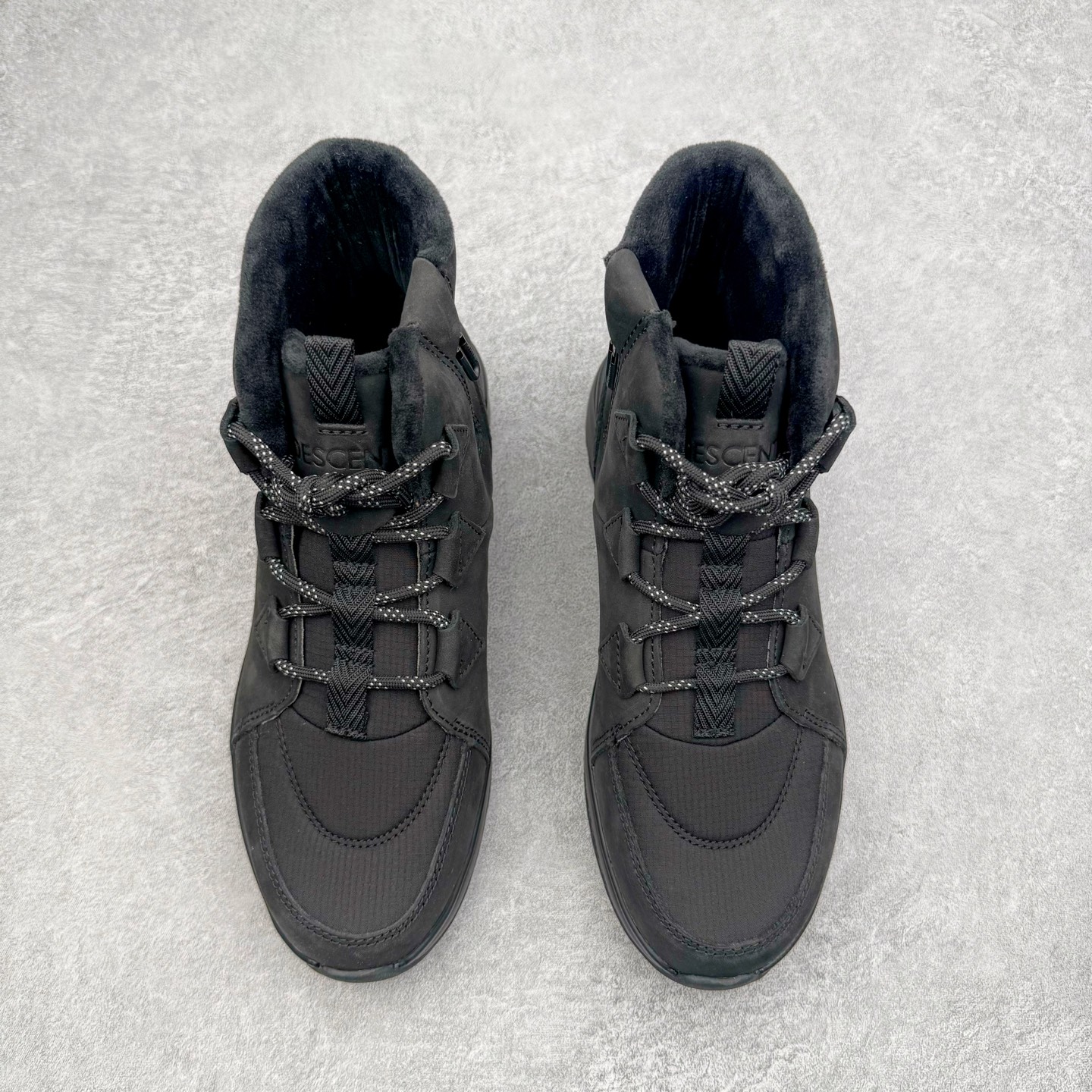 图片[2]-＃GD广顶 DESCENTE SKI STYLE 迪桑特系列保暖耐磨 时尚舒适百搭短筒雪地靴 DESCENTE（迪桑特）创立于1935年，品牌名取自法语词汇，意为“滑降”。品牌箭头标识代表滑雪的三种技术“高速直线滑行”、“穿越”和“侧滑”，也寓意品牌在打造高端专业运动产品中不断追求完美的创新精神，致力于成为中国高端专业滑雪、综训、女子、铁人三项、高尔夫的第一品牌。尺码：39 40 41 42 43 44-选品中心