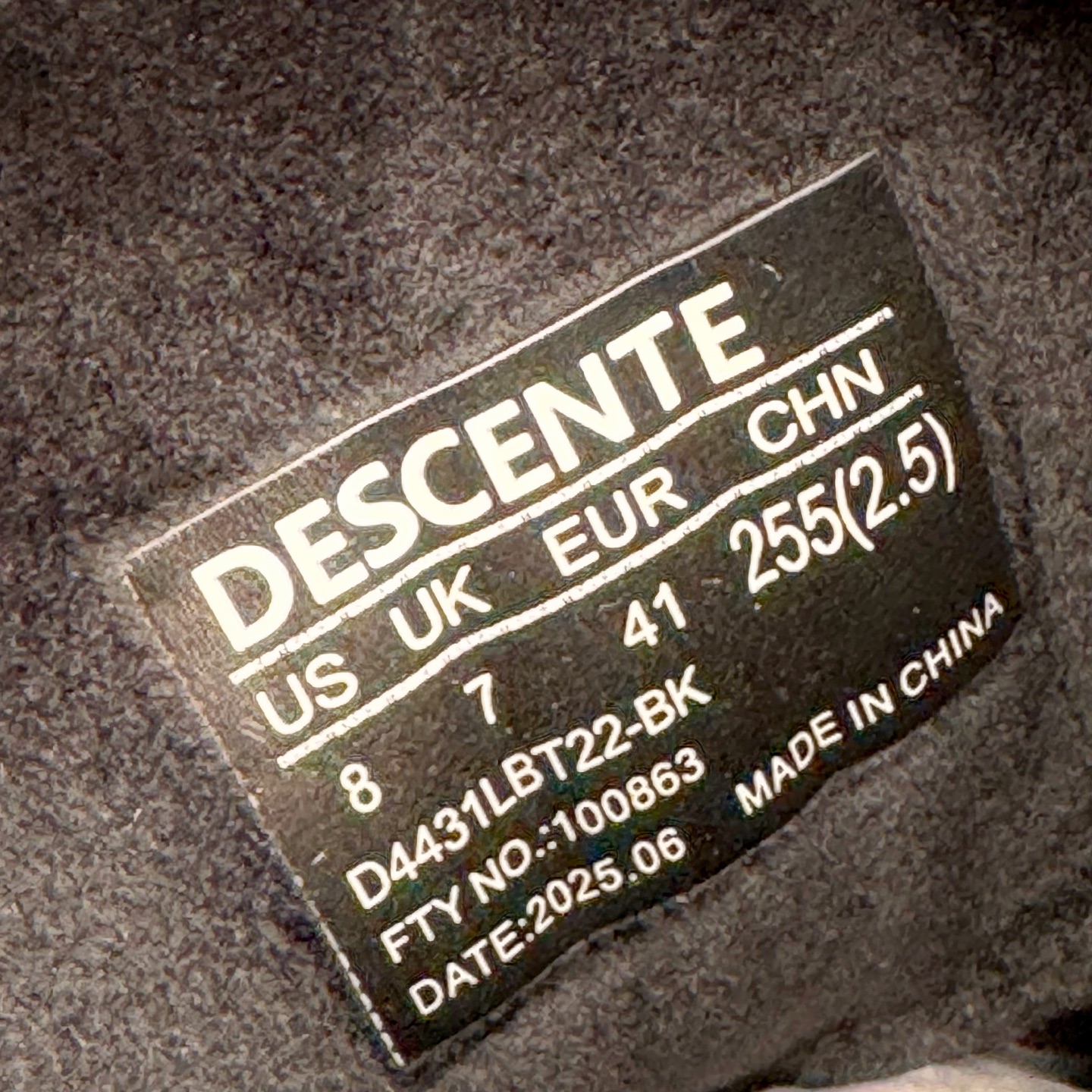 图片[11]-＃GD广顶 DESCENTE SKI STYLE 迪桑特系列保暖耐磨 时尚舒适百搭短筒雪地靴 DESCENTE（迪桑特）创立于1935年，品牌名取自法语词汇，意为“滑降”。品牌箭头标识代表滑雪的三种技术“高速直线滑行”、“穿越”和“侧滑”，也寓意品牌在打造高端专业运动产品中不断追求完美的创新精神，致力于成为中国高端专业滑雪、综训、女子、铁人三项、高尔夫的第一品牌。尺码：39 40 41 42 43 44-选品中心