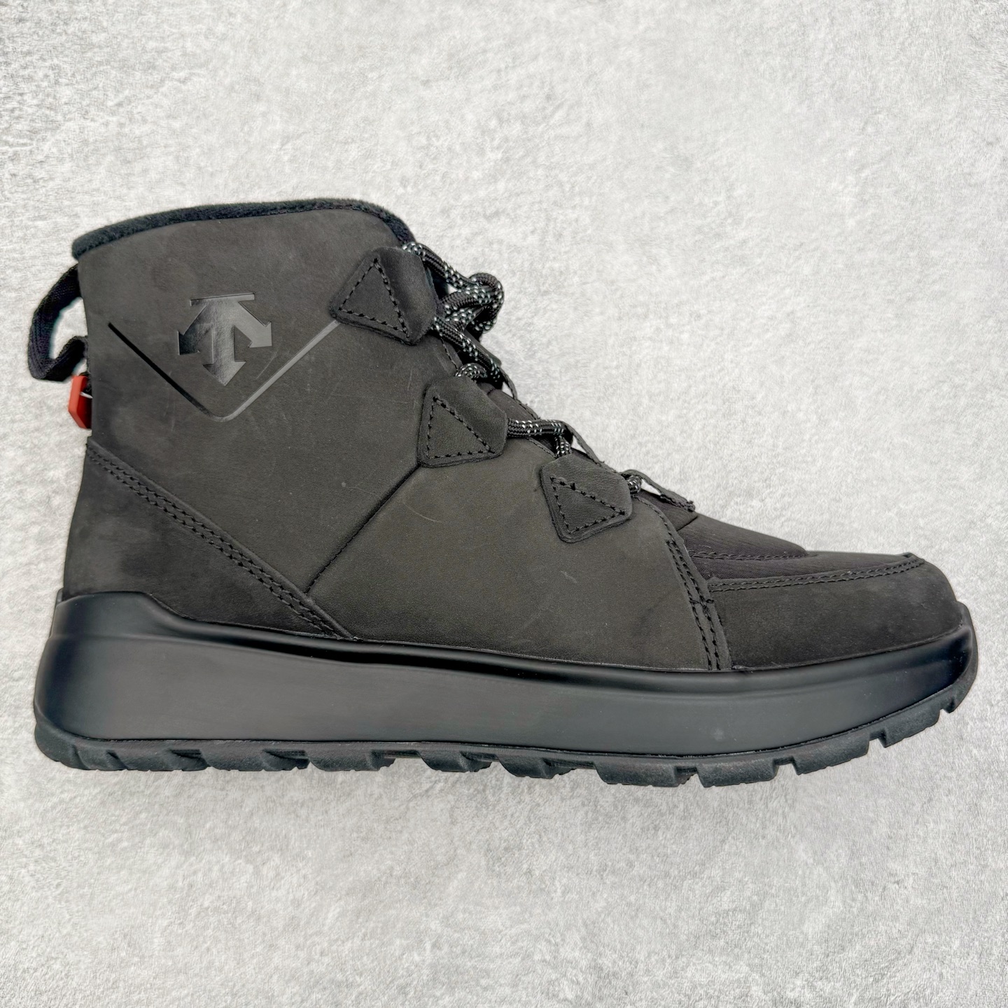 ＃GD广顶 DESCENTE SKI STYLE 迪桑特系列保暖耐磨 时尚舒适百搭短筒雪地靴 DESCENTE（迪桑特）创立于1935年，品牌名取自法语词汇，意为“滑降”。品牌箭头标识代表滑雪的三种技术“高速直线滑行”、“穿越”和“侧滑”，也寓意品牌在打造高端专业运动产品中不断追求完美的创新精神，致力于成为中国高端专业滑雪、综训、女子、铁人三项、高尔夫的第一品牌。尺码：39 40 41 42 43 44-选品中心