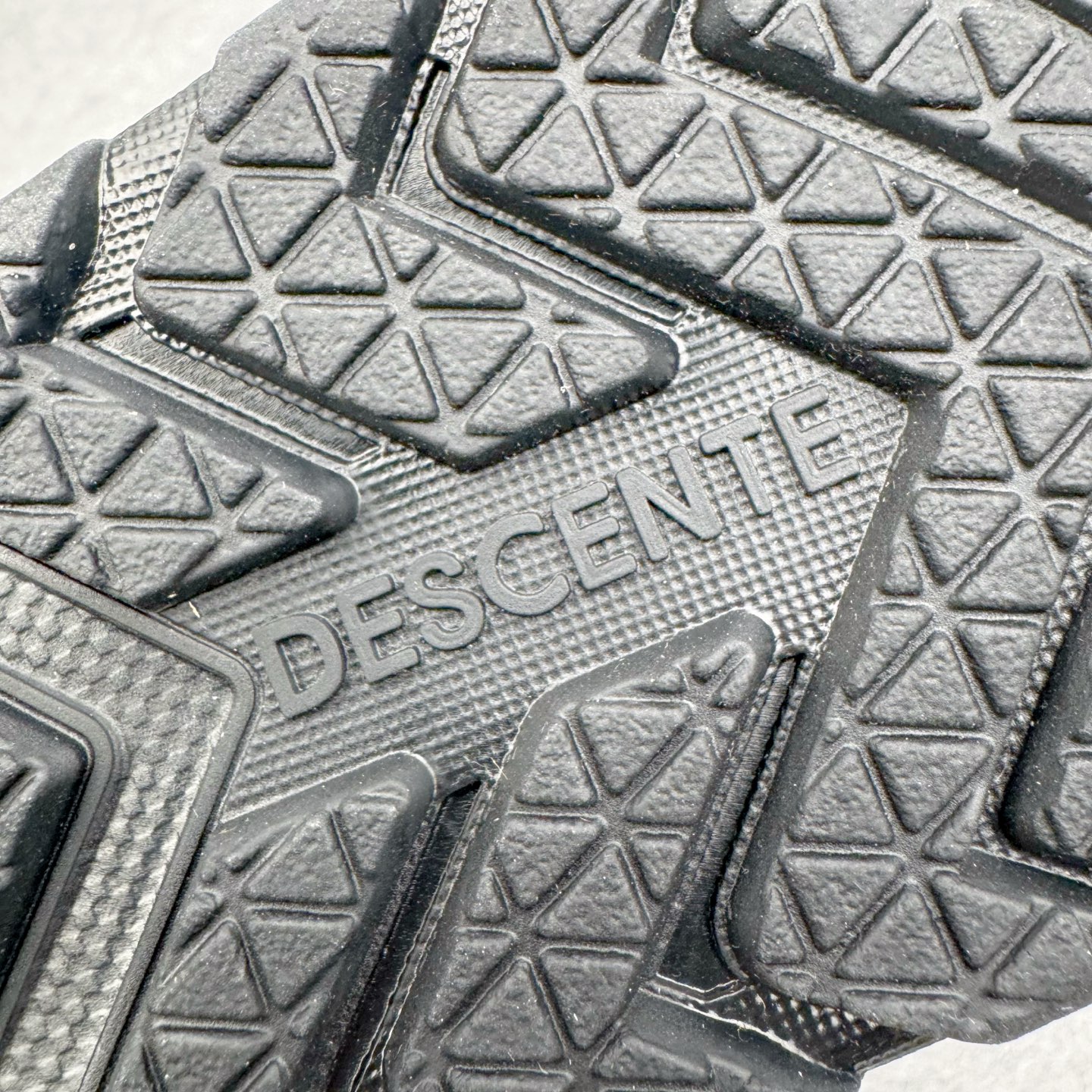 图片[19]-＃GD广顶 DESCENTE SKI STYLE 迪桑特系列保暖耐磨 时尚舒适百搭短筒雪地靴 DESCENTE（迪桑特）创立于1935年，品牌名取自法语词汇，意为“滑降”。品牌箭头标识代表滑雪的三种技术“高速直线滑行”、“穿越”和“侧滑”，也寓意品牌在打造高端专业运动产品中不断追求完美的创新精神，致力于成为中国高端专业滑雪、综训、女子、铁人三项、高尔夫的第一品牌。尺码：39 40 41 42 43 44-选品中心