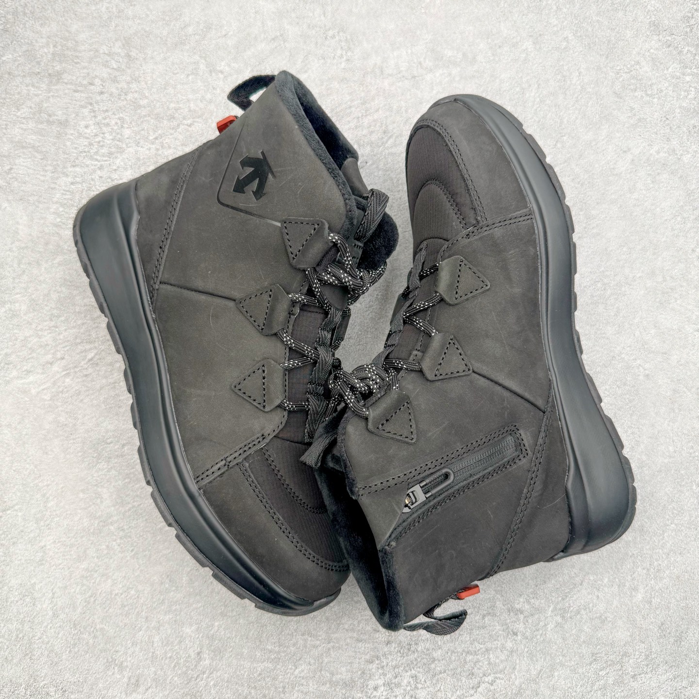 图片[3]-＃GD广顶 DESCENTE SKI STYLE 迪桑特系列保暖耐磨 时尚舒适百搭短筒雪地靴 DESCENTE（迪桑特）创立于1935年，品牌名取自法语词汇，意为“滑降”。品牌箭头标识代表滑雪的三种技术“高速直线滑行”、“穿越”和“侧滑”，也寓意品牌在打造高端专业运动产品中不断追求完美的创新精神，致力于成为中国高端专业滑雪、综训、女子、铁人三项、高尔夫的第一品牌。尺码：39 40 41 42 43 44-选品中心