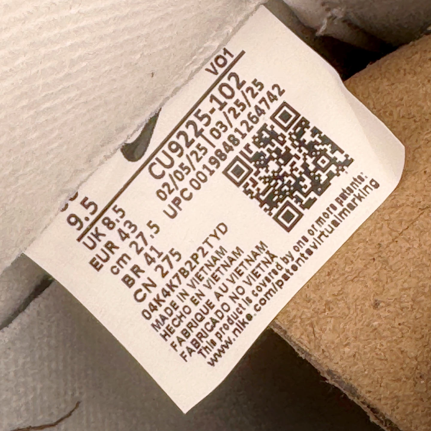 图片[14]-＃GX Supreme x NK Air Force 1 Low \’07 空军一号低帮经典板鞋 联名白黑 CU9225-102 经典老鞋 完美复刻 不规则波浪大底咬花 全鞋电脑针车 工整有序 视觉效果满分 原厂拉帮手法 标准四线 密度针距针孔大小控制到位 原装反口里网布海绵 正确卡色网眼大小 新版鞋撑改用纸团代替 原厂港宝加持完美还原灵魂版型 原盒原配从里到外百分百还原 原厂全头层原厂皮料 原标原盒 内置Sole气垫 中底白色背胶 中底划线 已经无限的接近公司 原厂楦头 原厂刺绣 后跟弧度修正 独家私模最大开发到48.5 尺码：35.5 36 37.5 38 38.5 39 40 40.5 41 42 42.5 43 44 44.5 45 46 47.5 48.5-选品中心