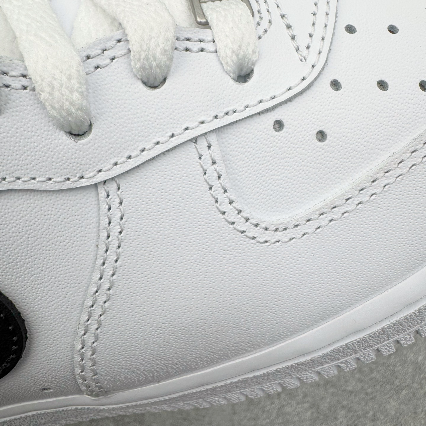 图片[21]-＃GX Supreme x NK Air Force 1 Low \’07 空军一号低帮经典板鞋 联名白黑 CU9225-102 经典老鞋 完美复刻 不规则波浪大底咬花 全鞋电脑针车 工整有序 视觉效果满分 原厂拉帮手法 标准四线 密度针距针孔大小控制到位 原装反口里网布海绵 正确卡色网眼大小 新版鞋撑改用纸团代替 原厂港宝加持完美还原灵魂版型 原盒原配从里到外百分百还原 原厂全头层原厂皮料 原标原盒 内置Sole气垫 中底白色背胶 中底划线 已经无限的接近公司 原厂楦头 原厂刺绣 后跟弧度修正 独家私模最大开发到48.5 尺码：35.5 36 37.5 38 38.5 39 40 40.5 41 42 42.5 43 44 44.5 45 46 47.5 48.5-选品中心