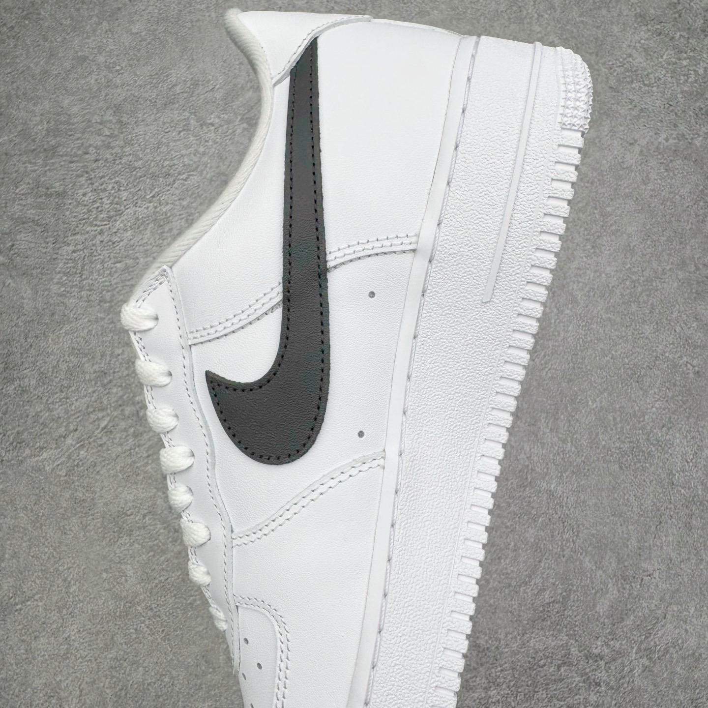 图片[7]-＃GX Supreme x NK Air Force 1 Low \’07 空军一号低帮经典板鞋 联名白黑 CU9225-102 经典老鞋 完美复刻 不规则波浪大底咬花 全鞋电脑针车 工整有序 视觉效果满分 原厂拉帮手法 标准四线 密度针距针孔大小控制到位 原装反口里网布海绵 正确卡色网眼大小 新版鞋撑改用纸团代替 原厂港宝加持完美还原灵魂版型 原盒原配从里到外百分百还原 原厂全头层原厂皮料 原标原盒 内置Sole气垫 中底白色背胶 中底划线 已经无限的接近公司 原厂楦头 原厂刺绣 后跟弧度修正 独家私模最大开发到48.5 尺码：35.5 36 37.5 38 38.5 39 40 40.5 41 42 42.5 43 44 44.5 45 46 47.5 48.5-选品中心