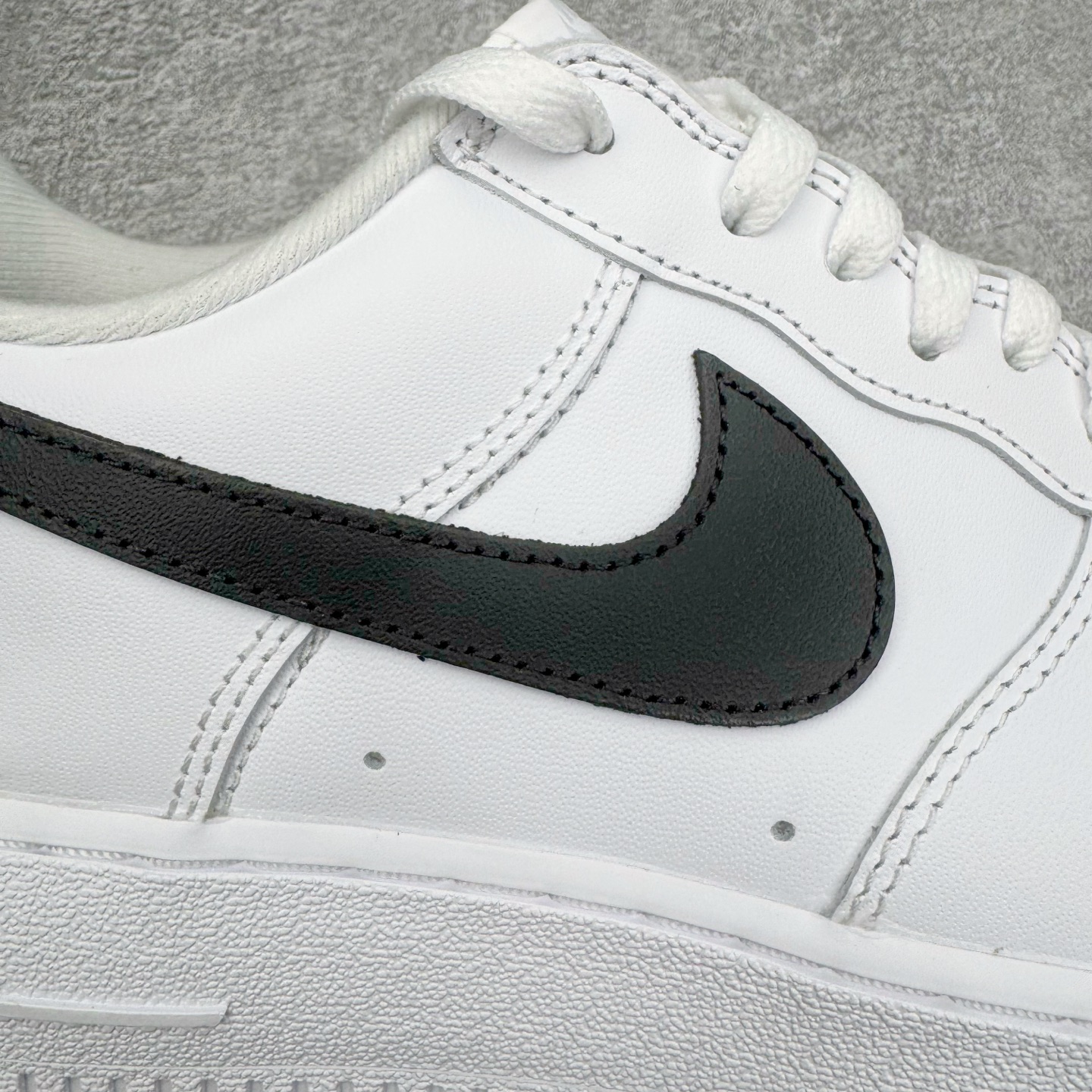 图片[20]-＃GX Supreme x NK Air Force 1 Low \’07 空军一号低帮经典板鞋 联名白黑 CU9225-102 经典老鞋 完美复刻 不规则波浪大底咬花 全鞋电脑针车 工整有序 视觉效果满分 原厂拉帮手法 标准四线 密度针距针孔大小控制到位 原装反口里网布海绵 正确卡色网眼大小 新版鞋撑改用纸团代替 原厂港宝加持完美还原灵魂版型 原盒原配从里到外百分百还原 原厂全头层原厂皮料 原标原盒 内置Sole气垫 中底白色背胶 中底划线 已经无限的接近公司 原厂楦头 原厂刺绣 后跟弧度修正 独家私模最大开发到48.5 尺码：35.5 36 37.5 38 38.5 39 40 40.5 41 42 42.5 43 44 44.5 45 46 47.5 48.5-选品中心