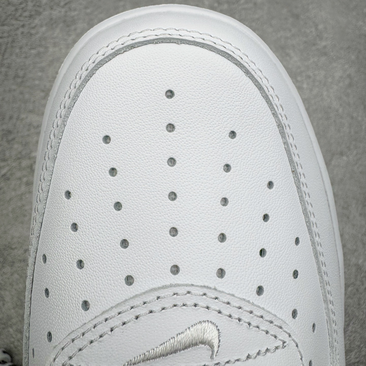 图片[22]-＃GX Supreme x NK Air Force 1 Low \’07 空军一号低帮经典板鞋 联名白黑 CU9225-102 经典老鞋 完美复刻 不规则波浪大底咬花 全鞋电脑针车 工整有序 视觉效果满分 原厂拉帮手法 标准四线 密度针距针孔大小控制到位 原装反口里网布海绵 正确卡色网眼大小 新版鞋撑改用纸团代替 原厂港宝加持完美还原灵魂版型 原盒原配从里到外百分百还原 原厂全头层原厂皮料 原标原盒 内置Sole气垫 中底白色背胶 中底划线 已经无限的接近公司 原厂楦头 原厂刺绣 后跟弧度修正 独家私模最大开发到48.5 尺码：35.5 36 37.5 38 38.5 39 40 40.5 41 42 42.5 43 44 44.5 45 46 47.5 48.5-选品中心